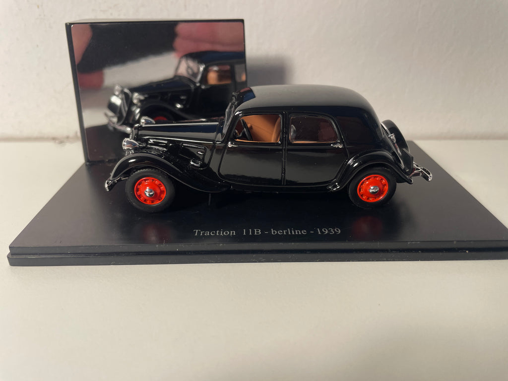 Citroën Traction 11B berline schwaarz vun 1939 (plexi Këscht)