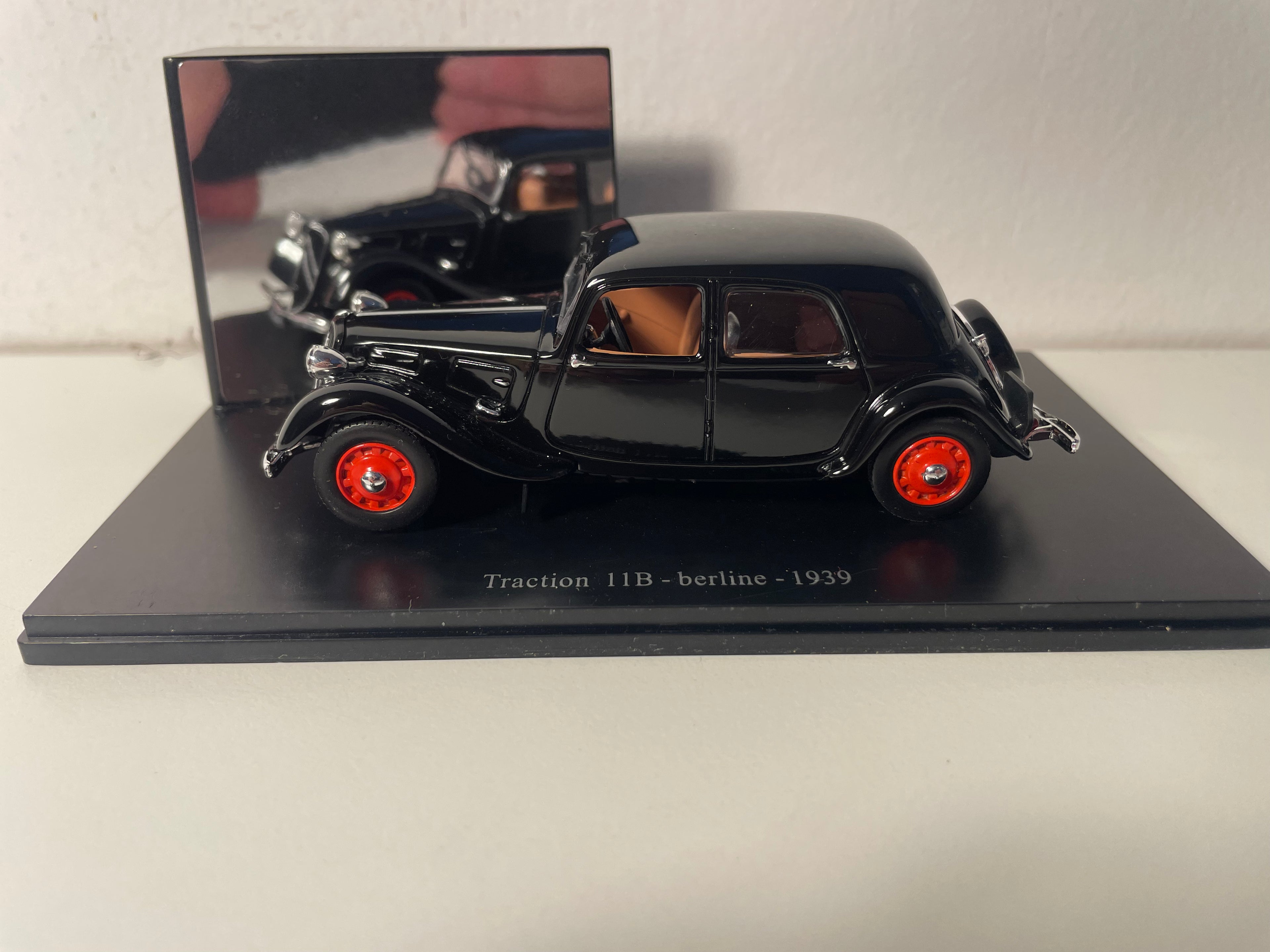 1939 Citroën Traction 11B Black Sedan (Plexi Box)