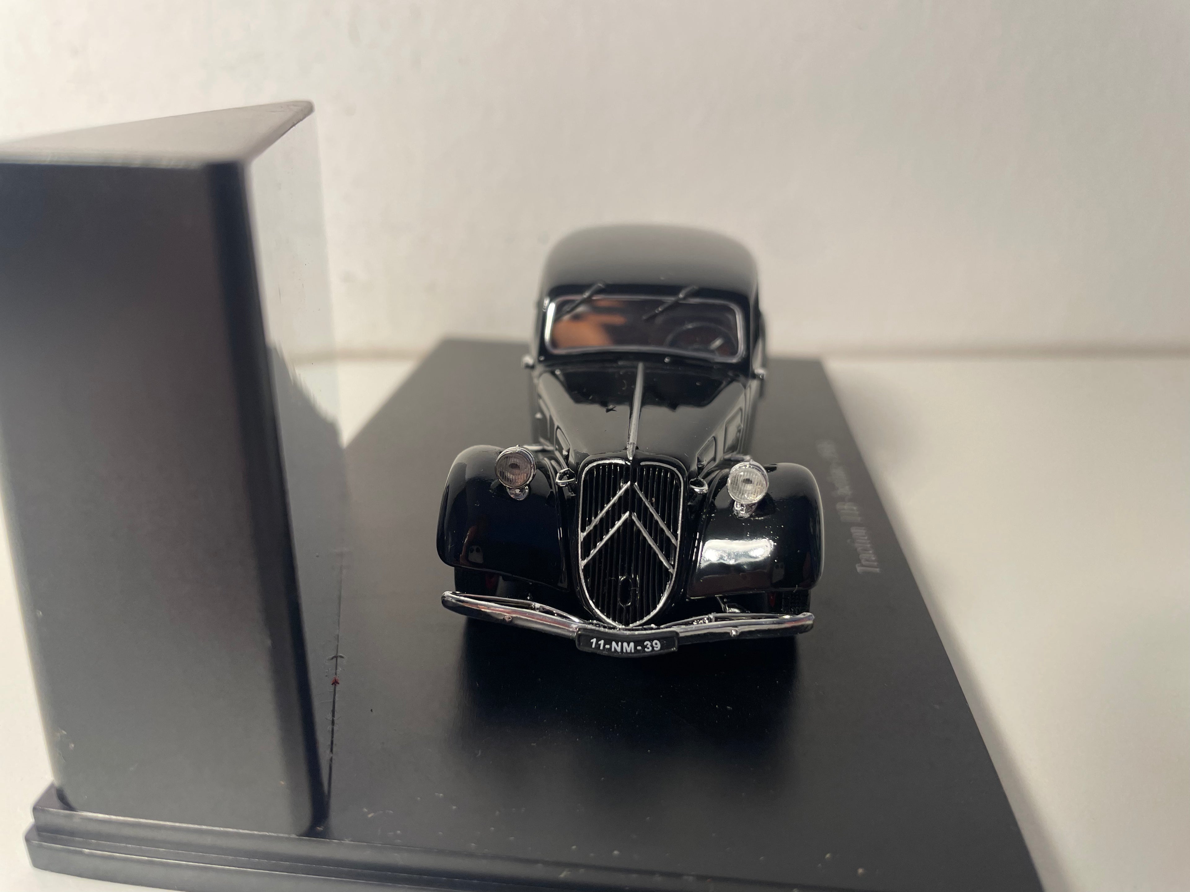 1939 Citroën Traction 11B Black Sedan (Plexi Box)