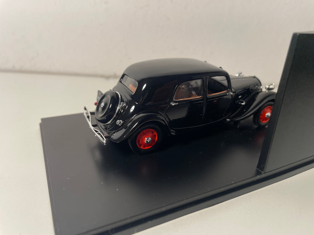 Citroën Traction 11B berline schwaarz vun 1939 (plexi Këscht)