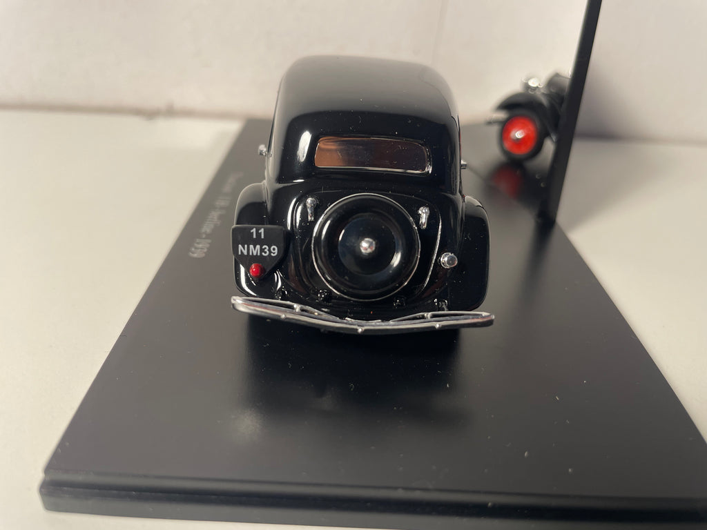 Citroën Traction 11B berline schwaarz vun 1939 (plexi Këscht)