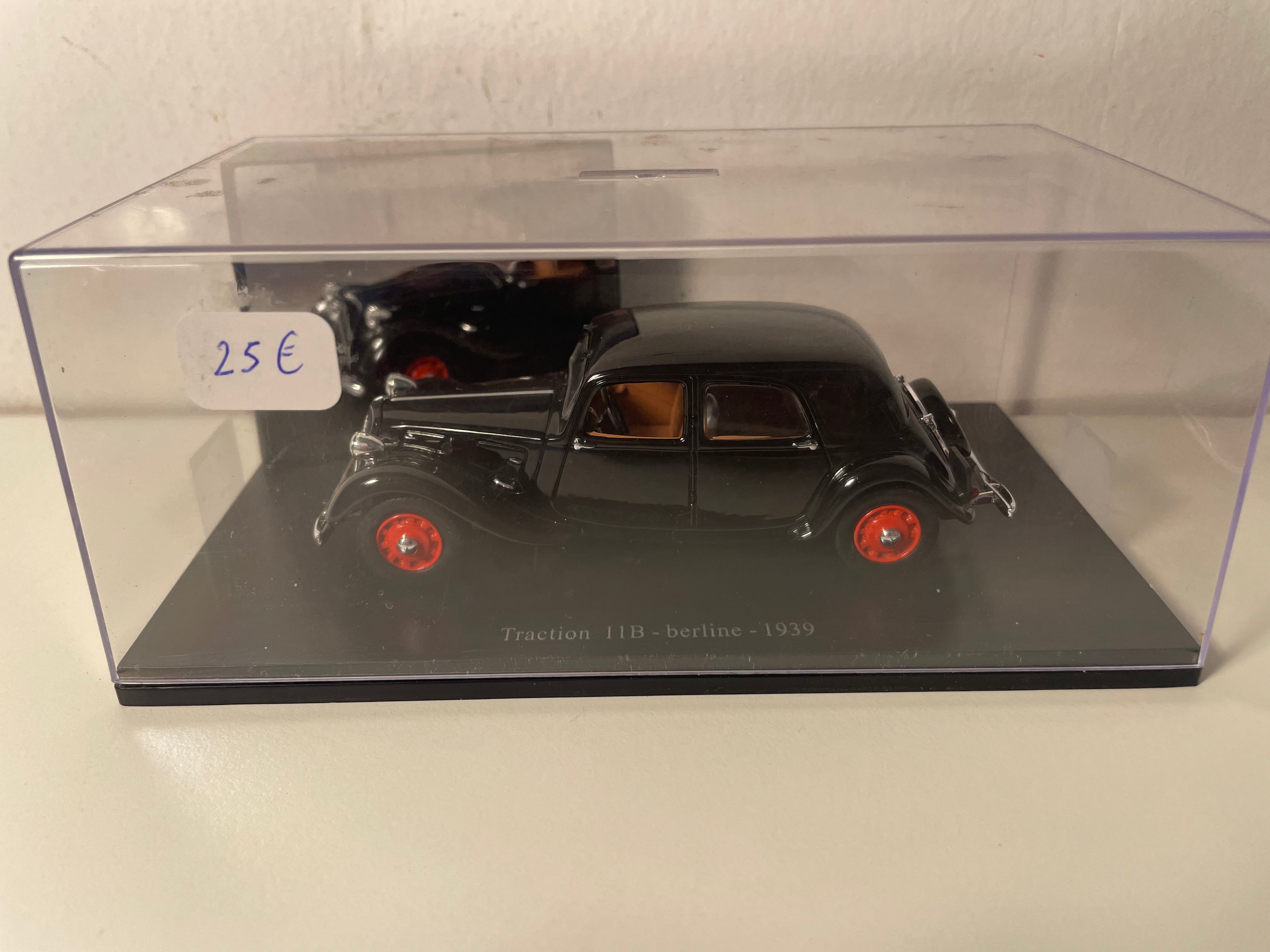Citroën Traction 11B berline schwaarz vun 1939 (plexi Këscht)