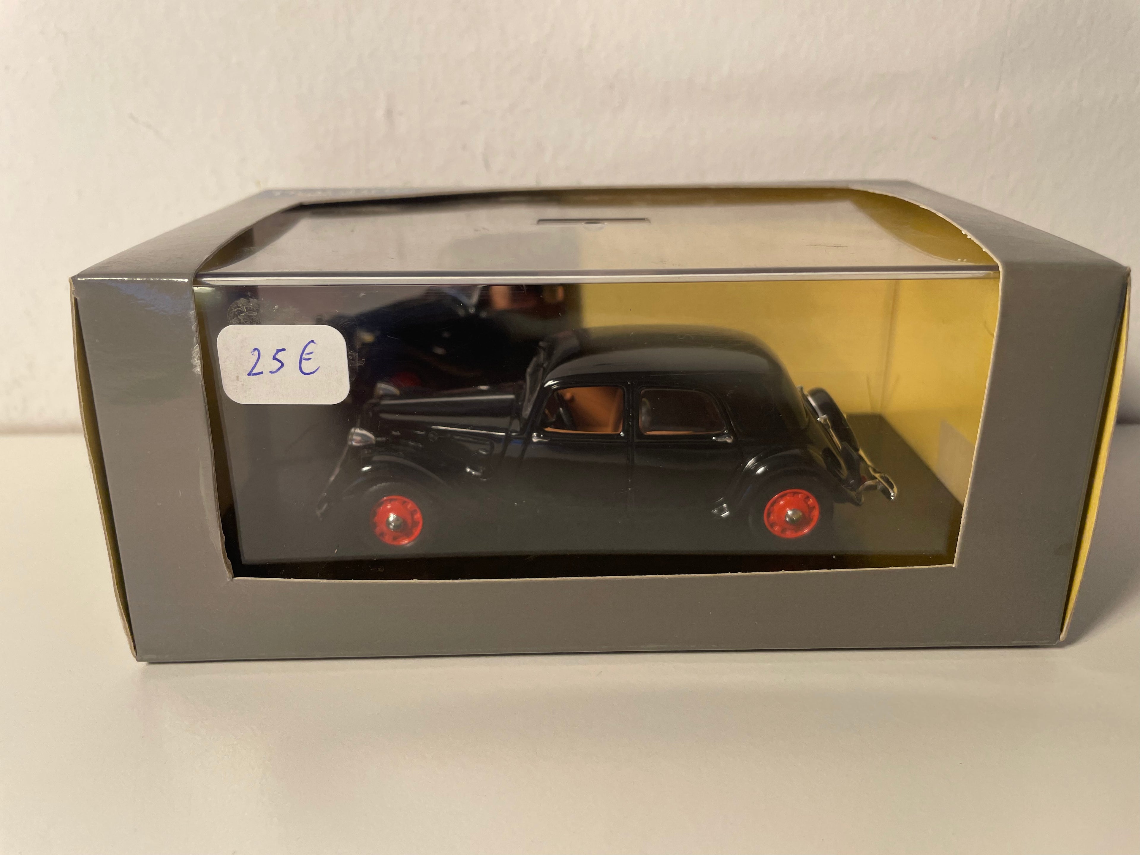 Citroën Traction 11B berline schwaarz vun 1939 (plexi Këscht)