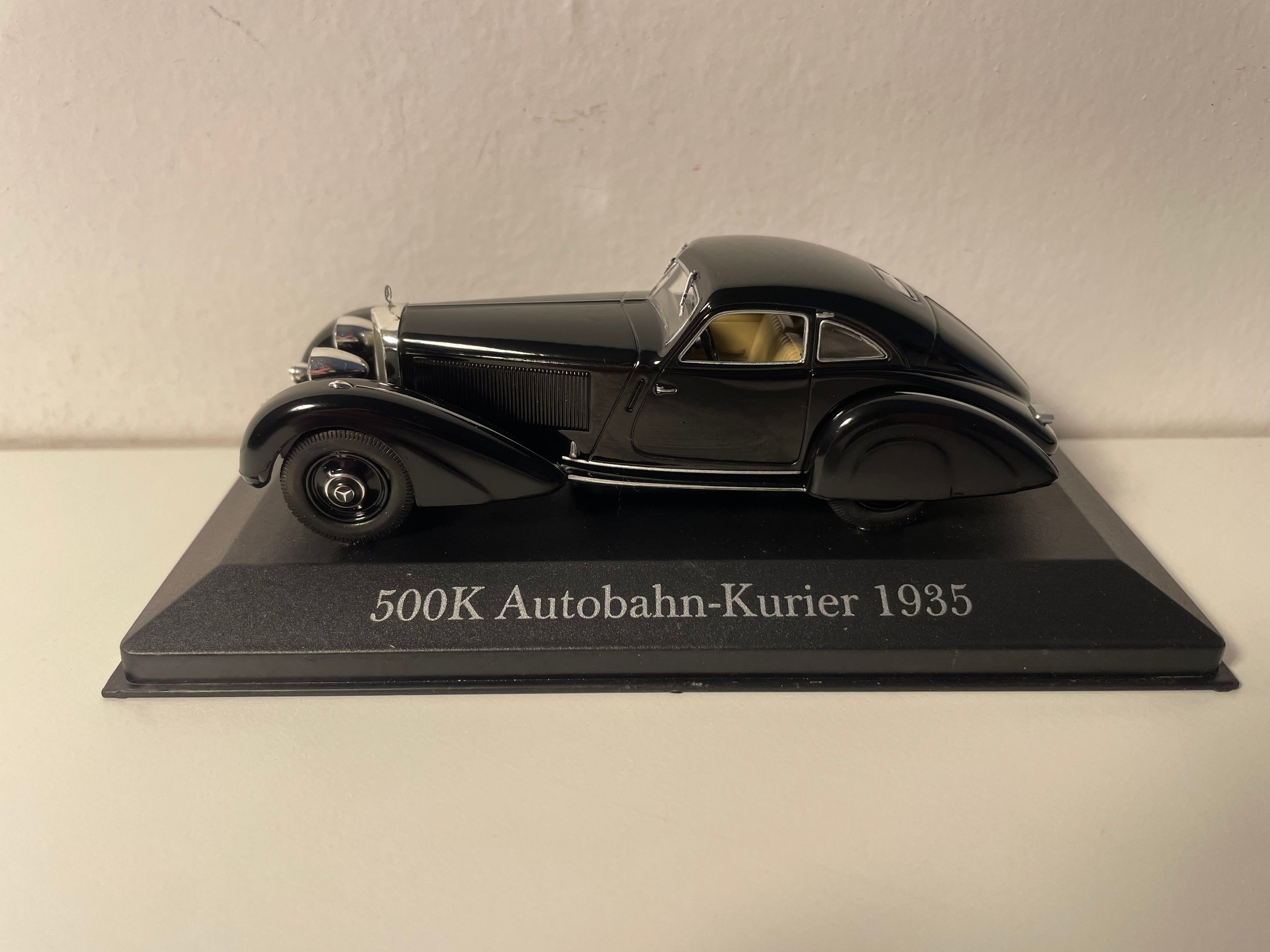 Czarny Mercedes 500K Autobahn-Kurier z 1935 roku