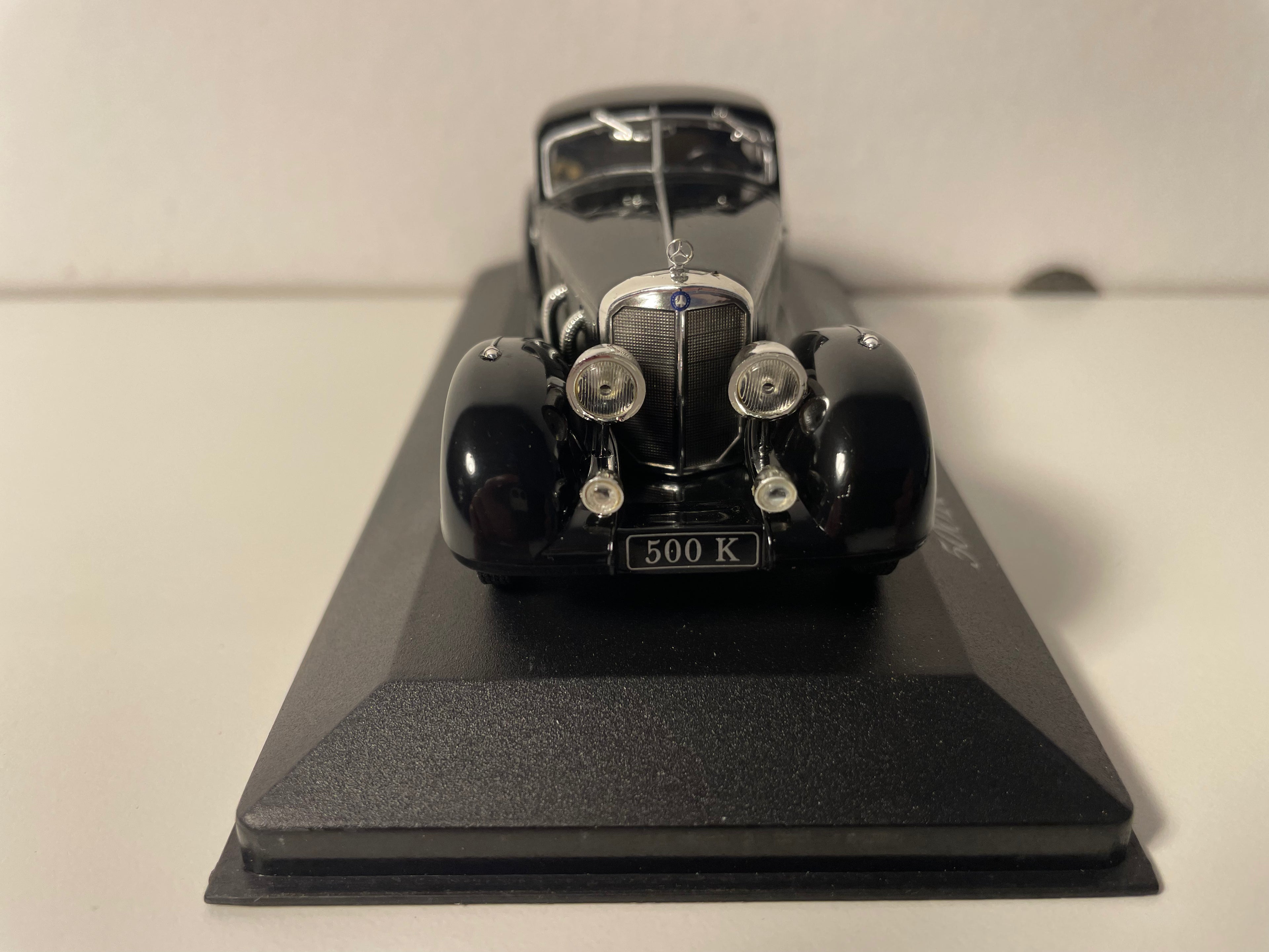 Czarny Mercedes 500K Autobahn-Kurier z 1935 roku