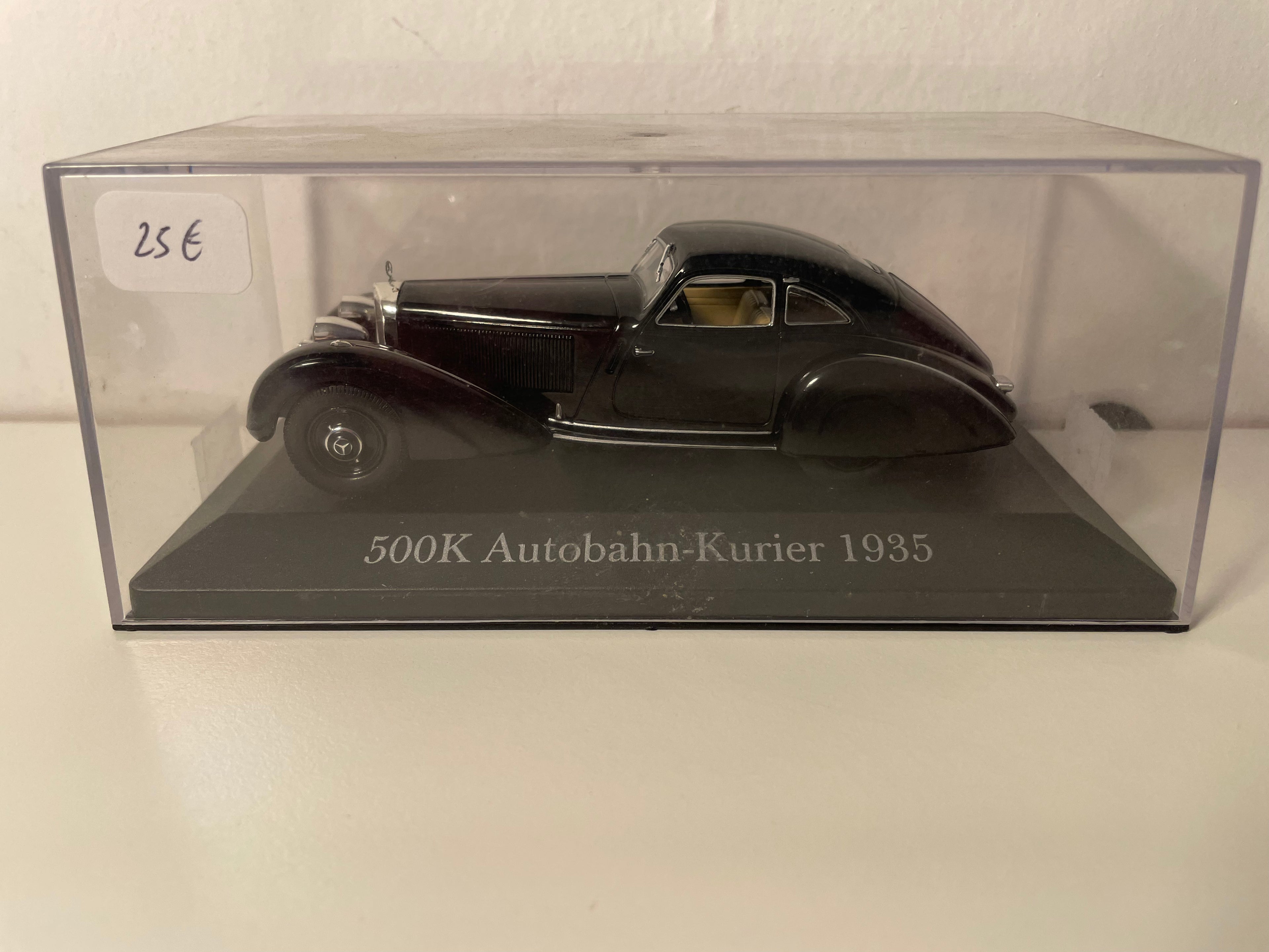 Czarny Mercedes 500K Autobahn-Kurier z 1935 roku
