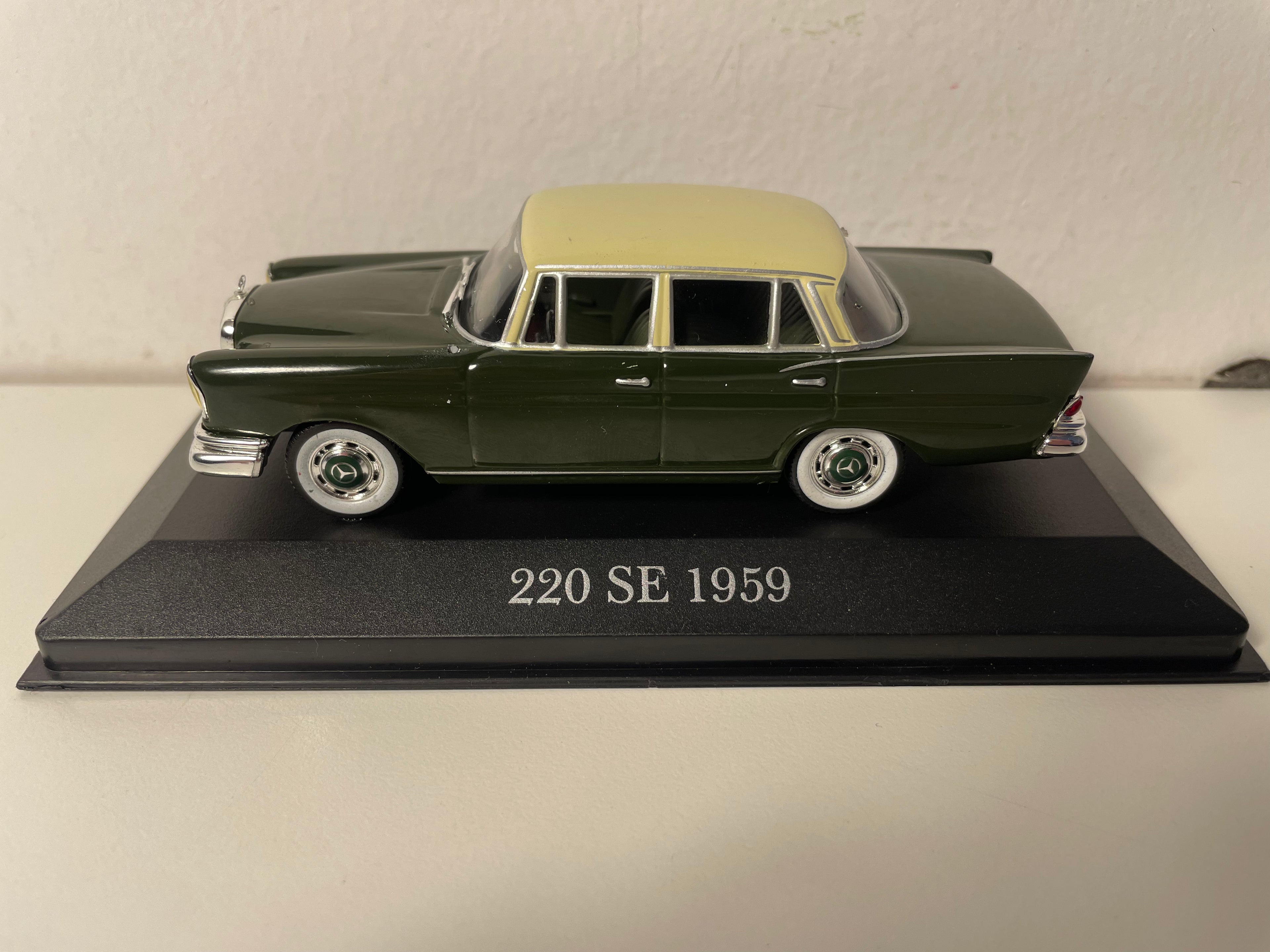 Donkelgrénge Mercedes 220 SE vun 1959