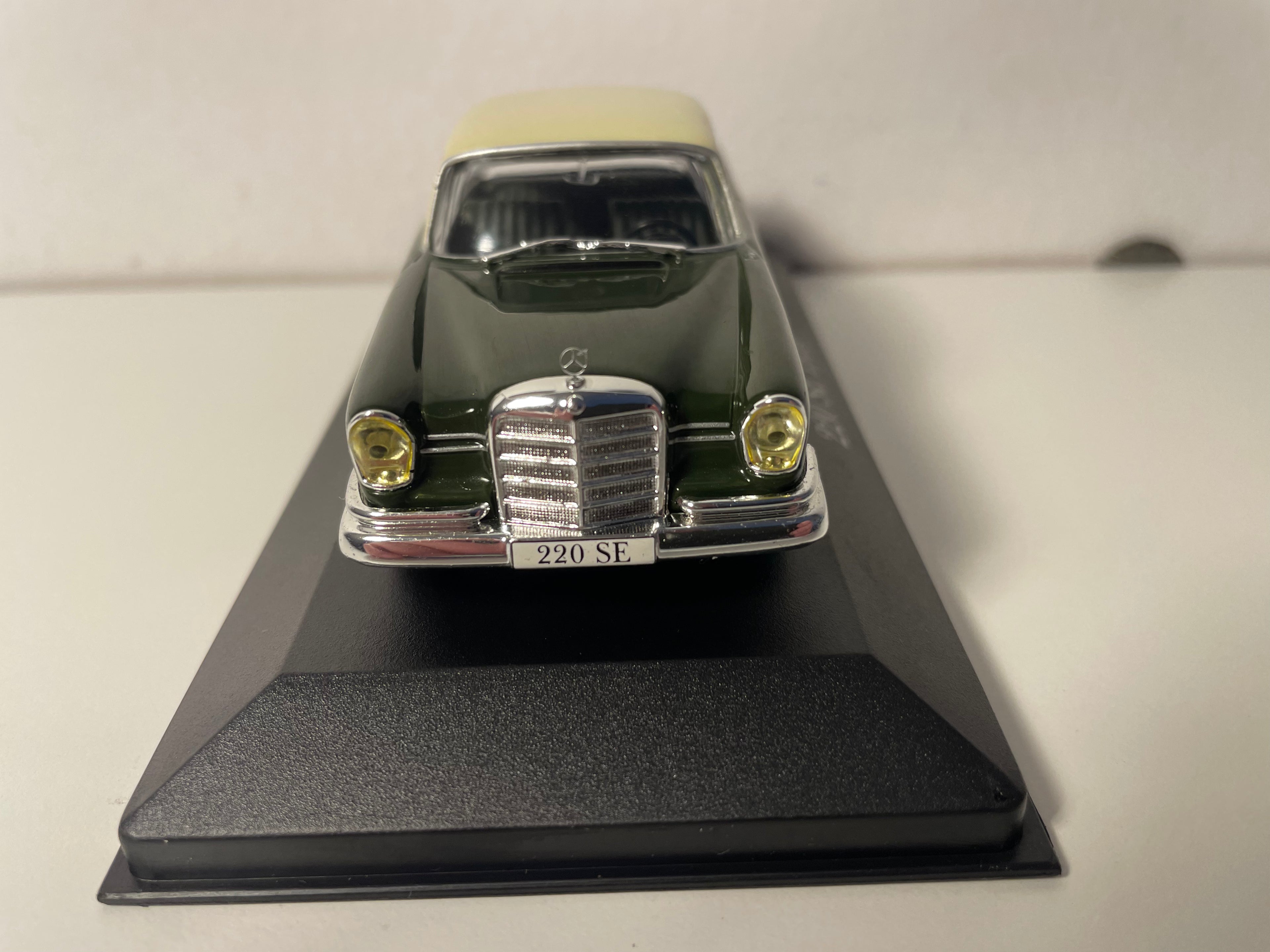 Donkelgrénge Mercedes 220 SE vun 1959