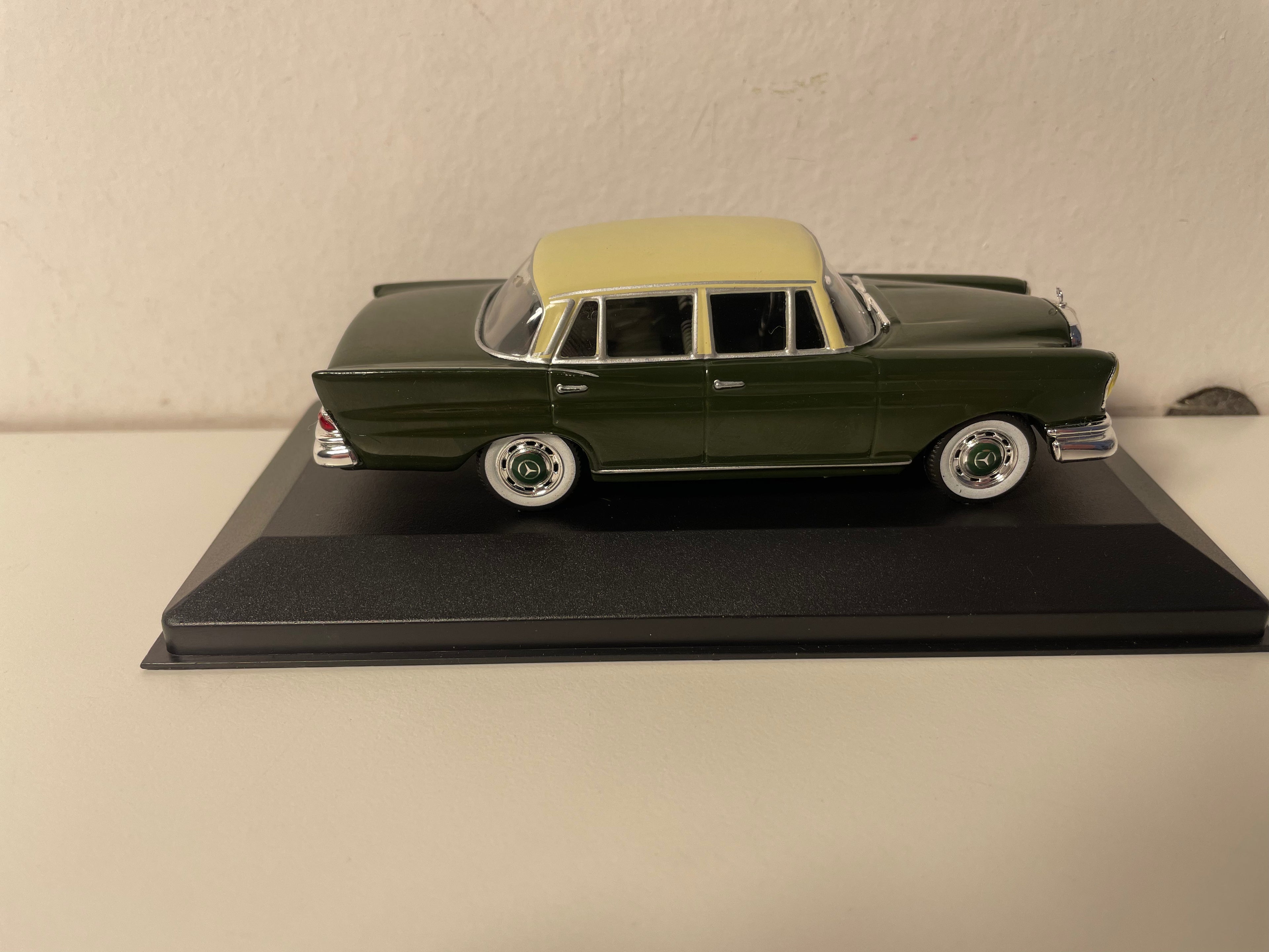 Donkelgrénge Mercedes 220 SE vun 1959