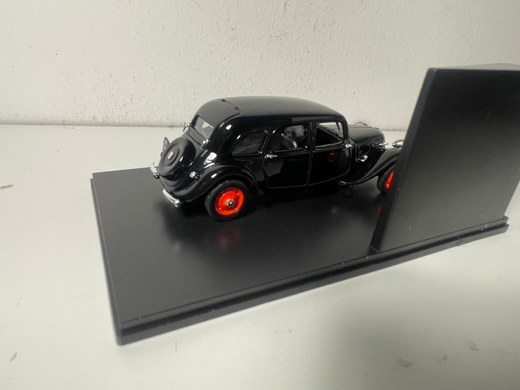 Citroën Traction 11 noire Commerciale de 1939 (boite plexi)