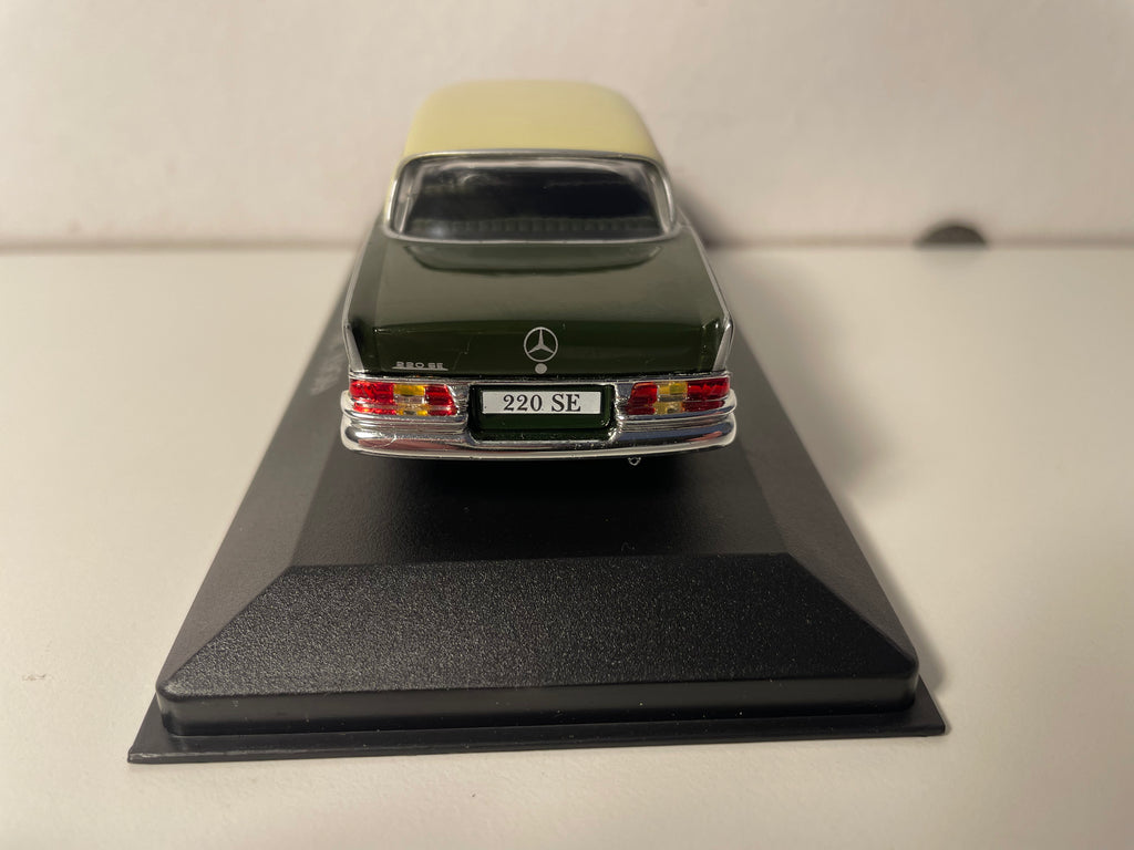 Donkergroene Mercedes 220 SE uit 1959