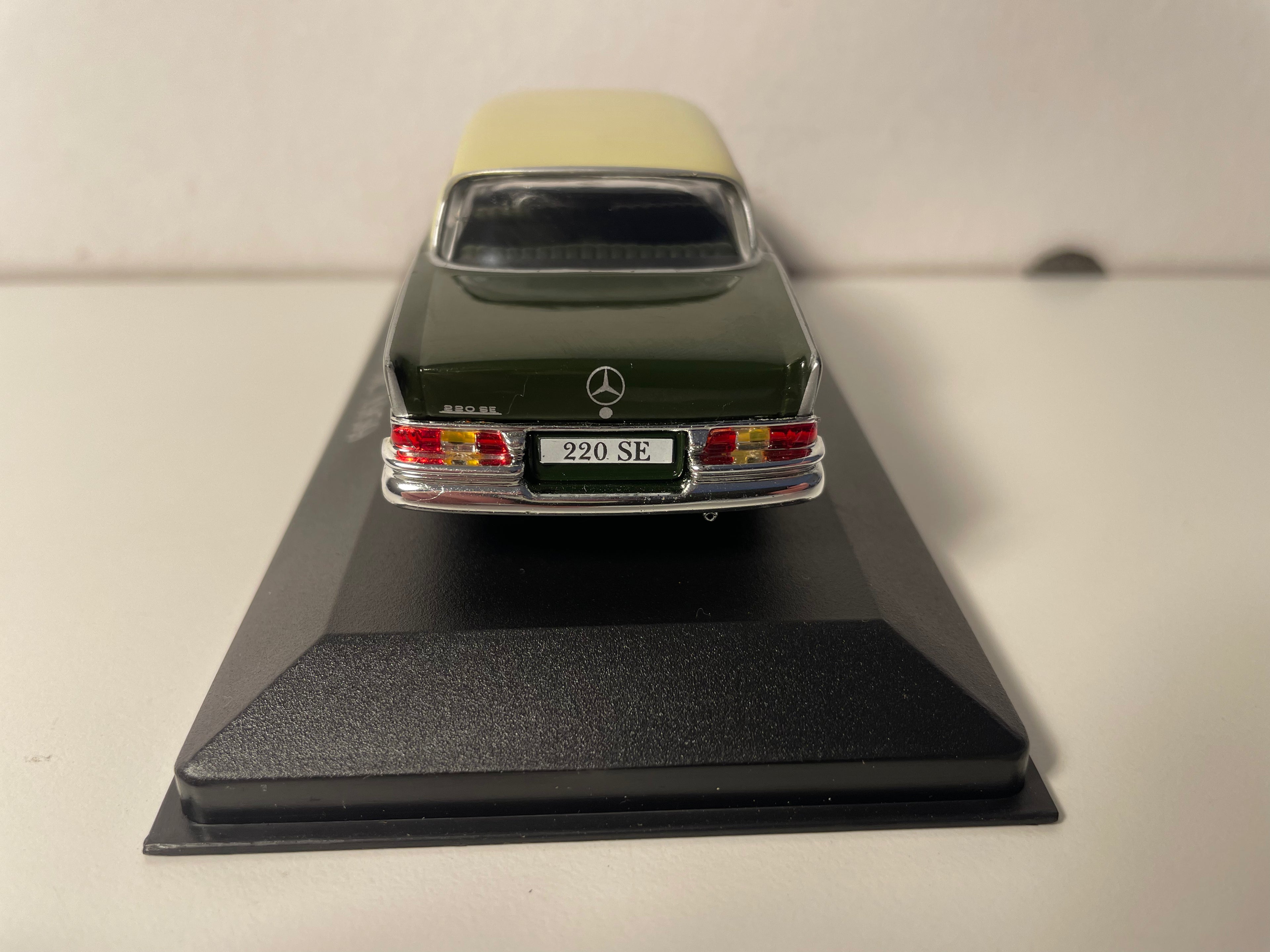 Donkelgrénge Mercedes 220 SE vun 1959