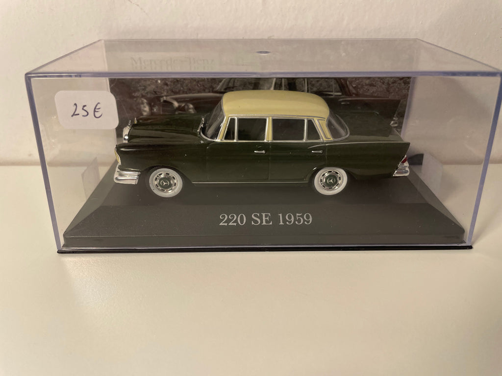 Donkergroene Mercedes 220 SE uit 1959