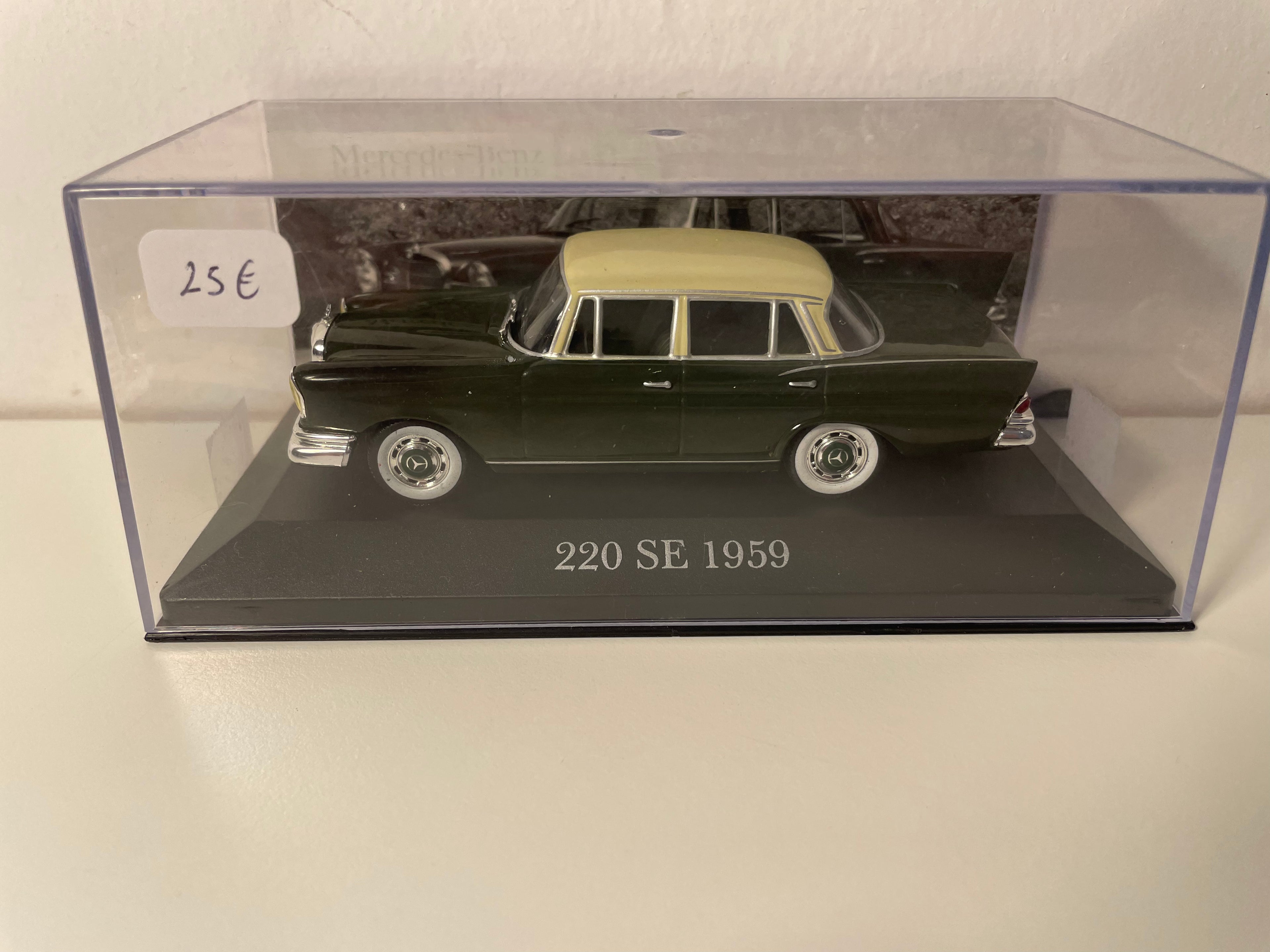 Donkelgrénge Mercedes 220 SE vun 1959