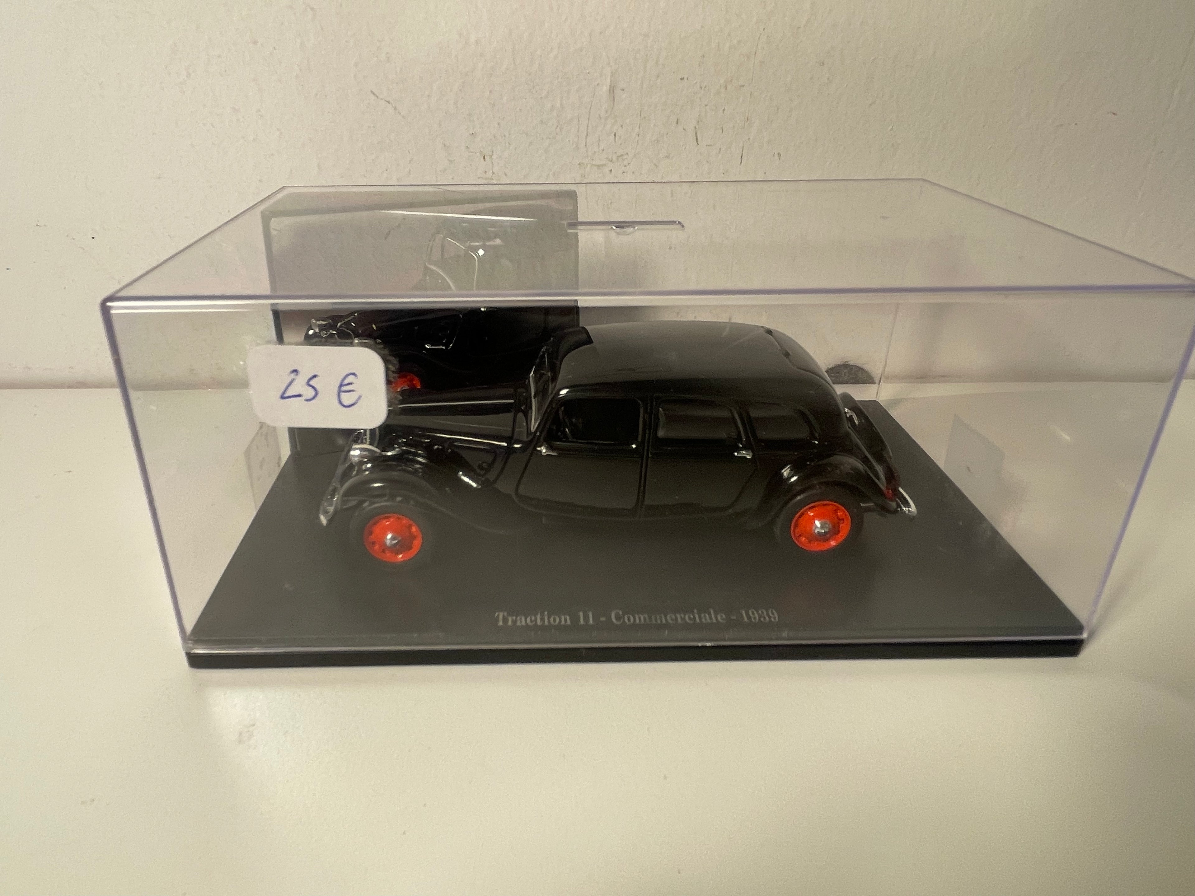 Citroën Traction 11 noire Commerciale de 1939 (boite plexi)