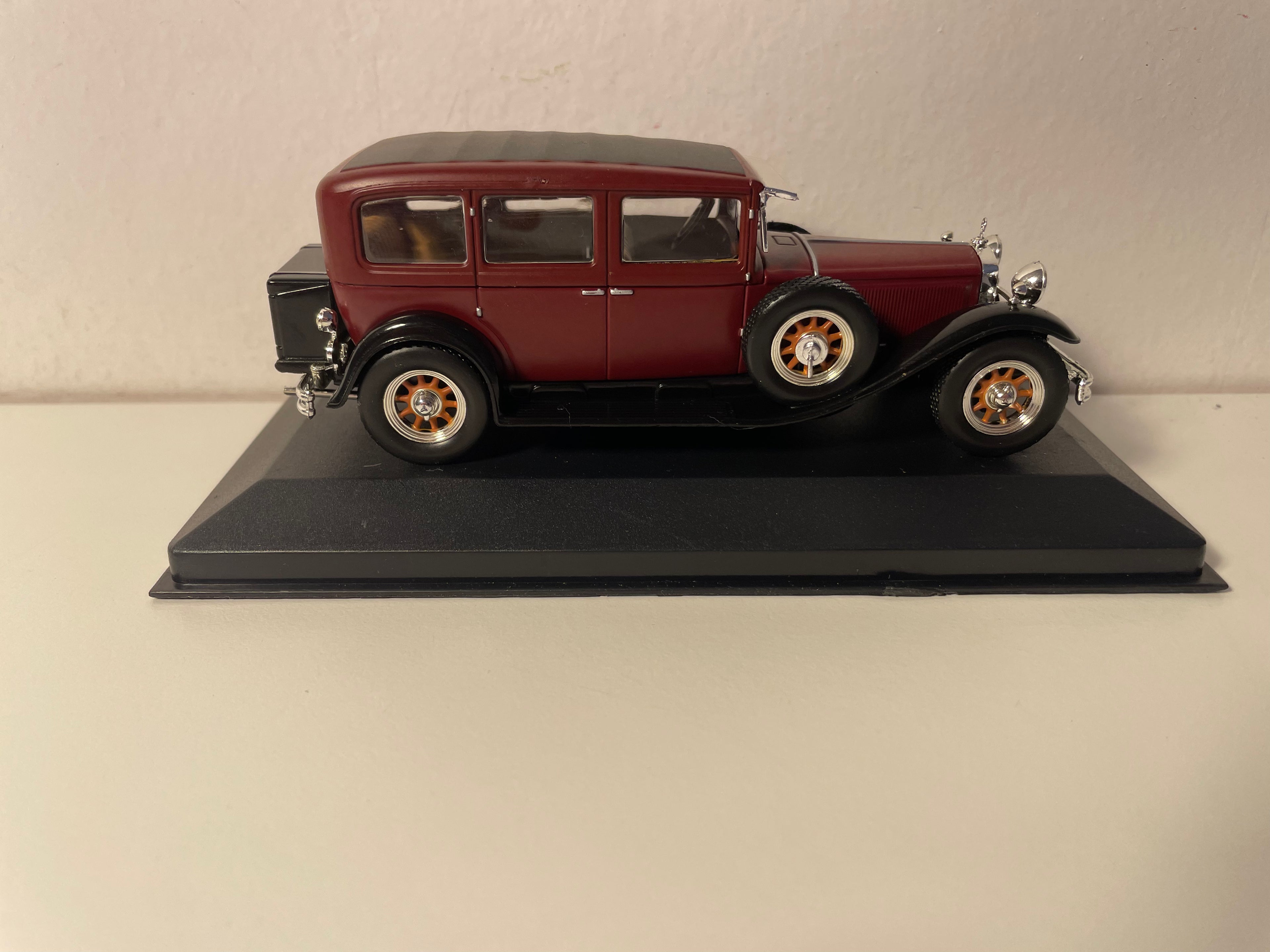 Mercedes 460 N Pullman bordowy z 1929 roku