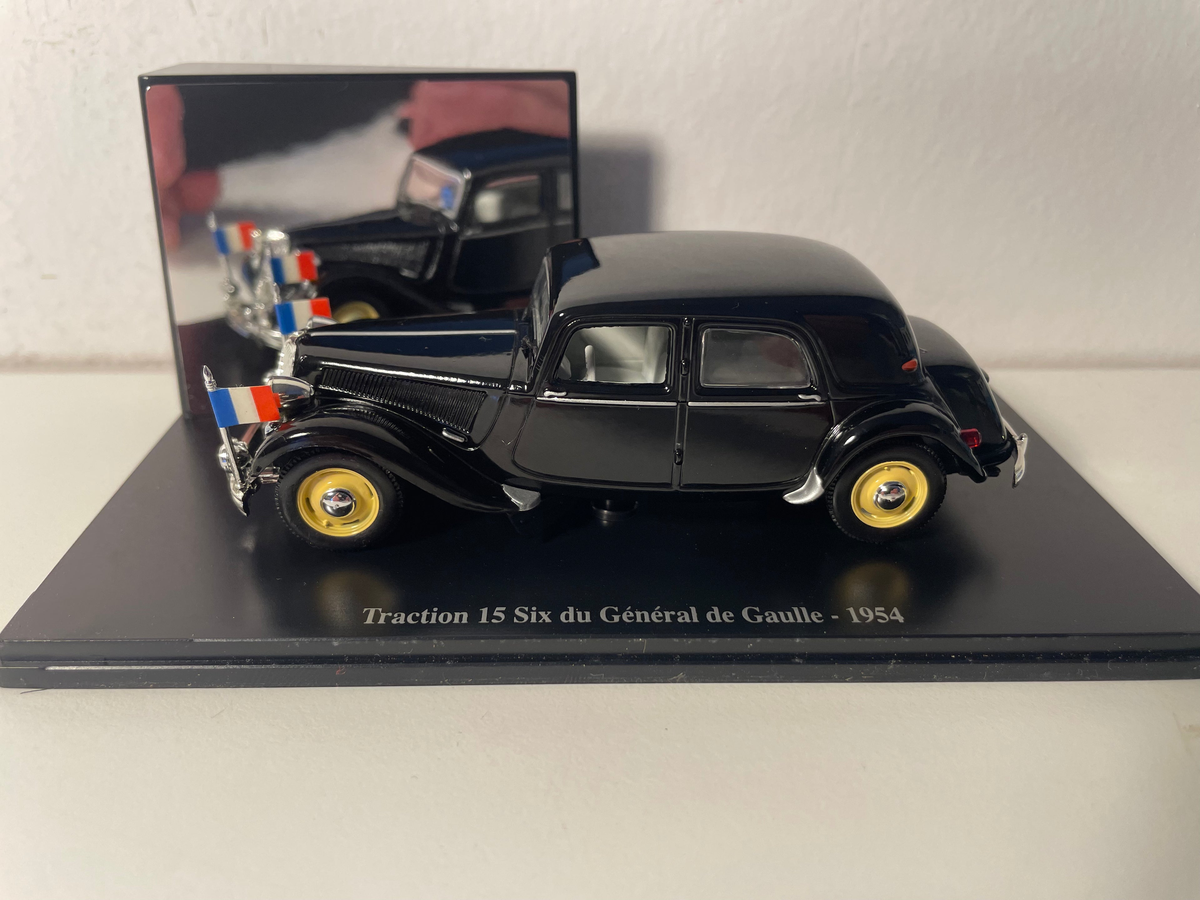 1954 Citroën Traction 15 Six Zwart van Generaal De Gaulle (Plexi-doos)