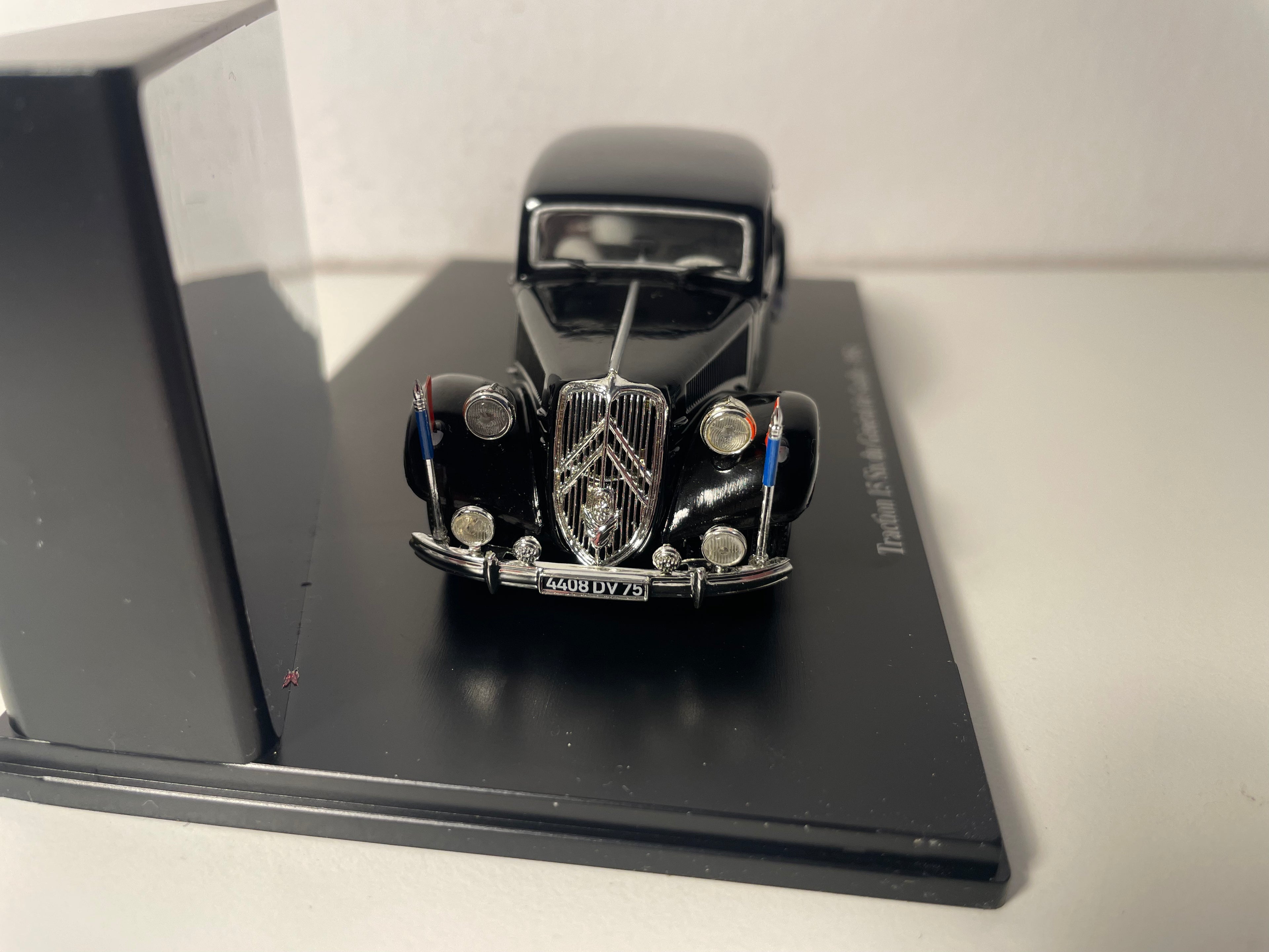 1954 Citroën Traction 15 Six Zwart van Generaal De Gaulle (Plexi-doos)