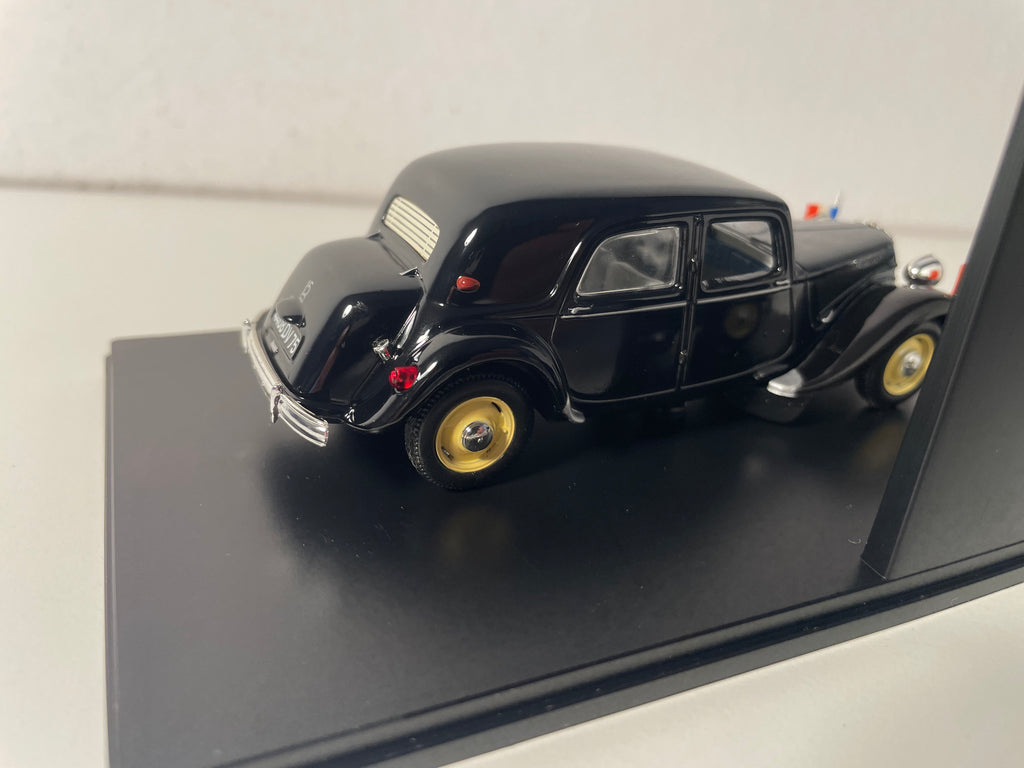 Citroën Traction 15 Six noire de 1954 du Général De Gaulle (boite plexi)