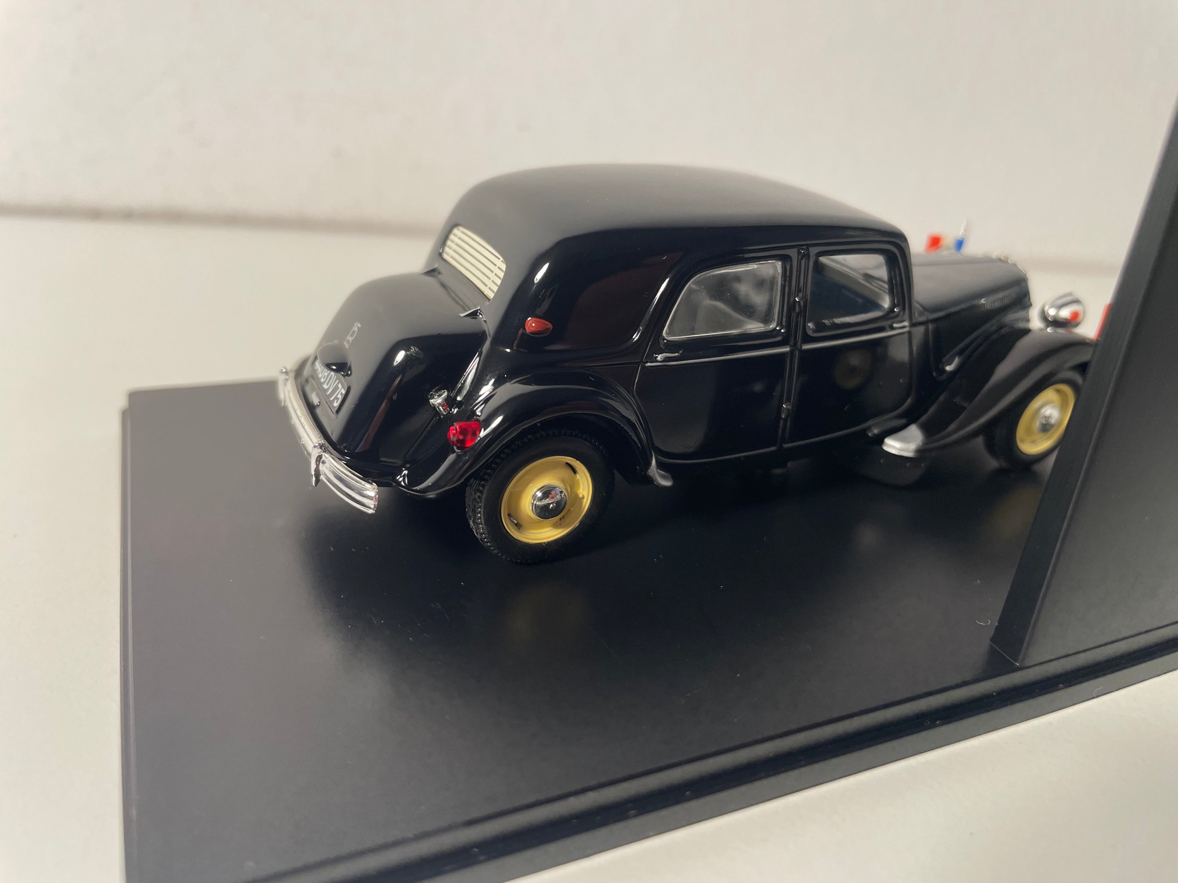 1954 Citroën Traction 15 Six Zwart van Generaal De Gaulle (Plexi-doos)
