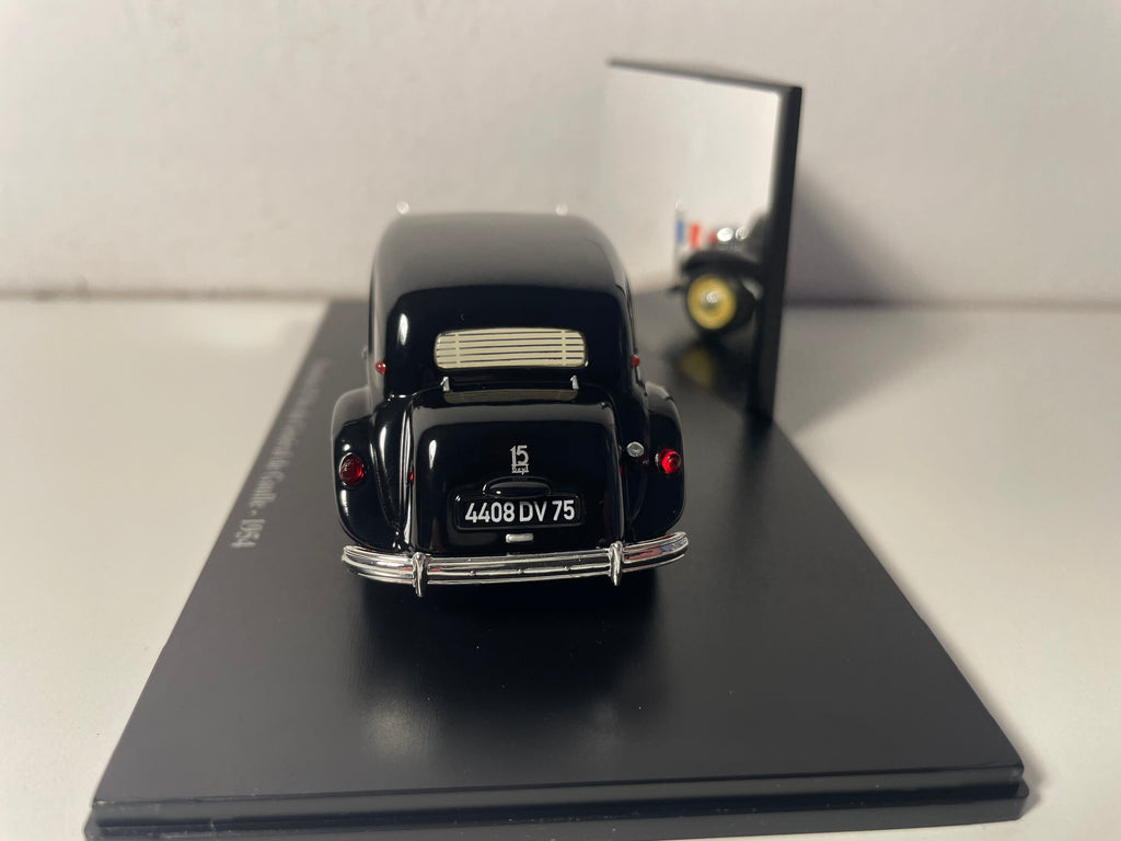 Citroën Traction 15 Six noire de 1954 du Général De Gaulle (boite plexi)