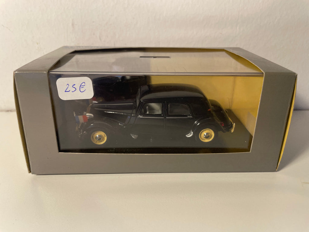 Citroën Traction 15 Six noire de 1954 du Général De Gaulle (boite plexi)