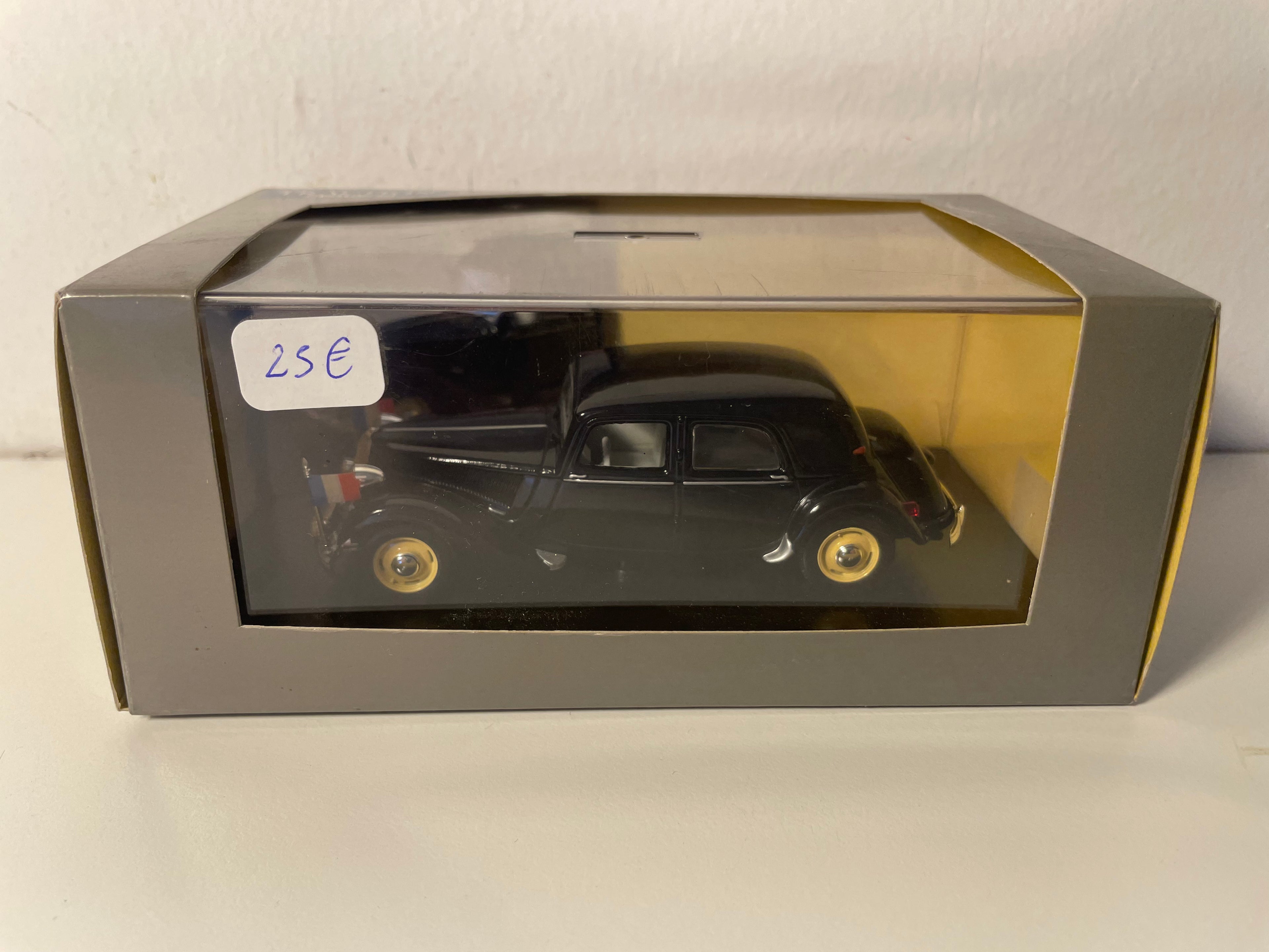 Citroën Traction 15 Six noire de 1954 du Général De Gaulle (boite plexi)