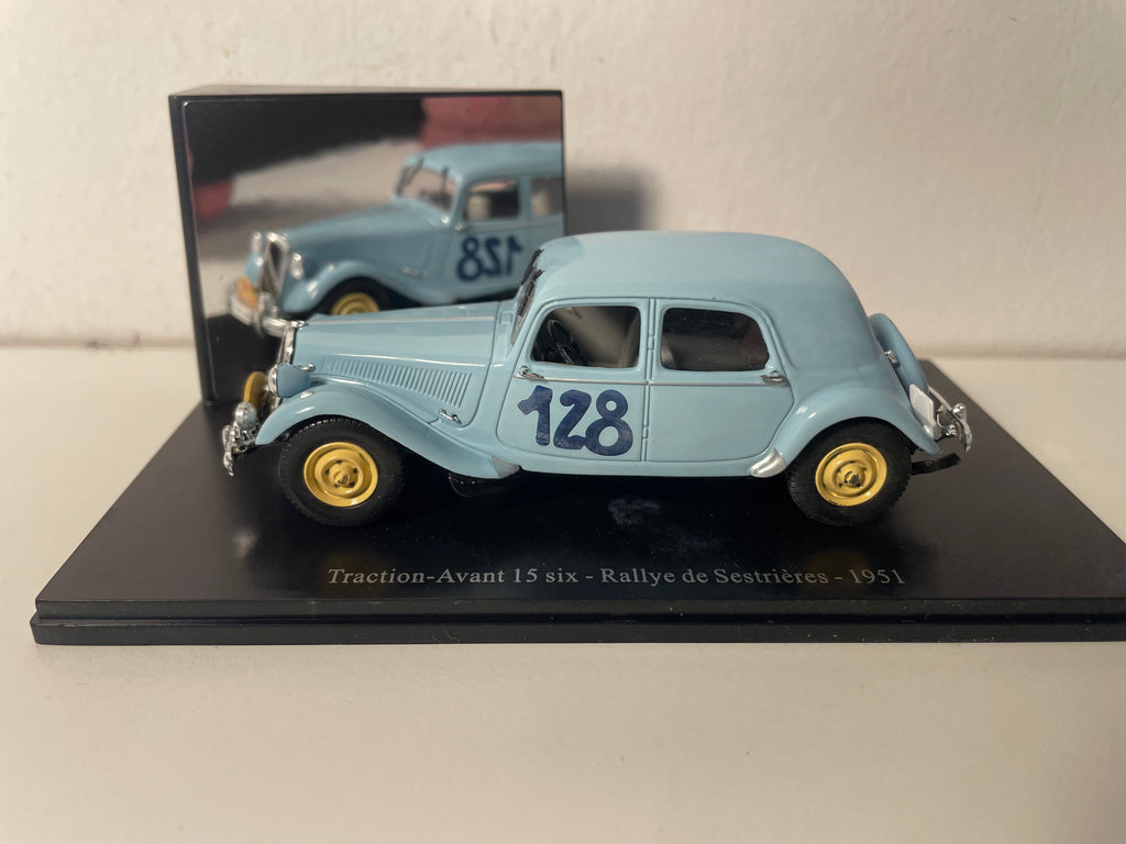 Citroën Traction-Avant 15 six azul número 128 de 1951 - rallye de Sestrières (caja de plexiglass)