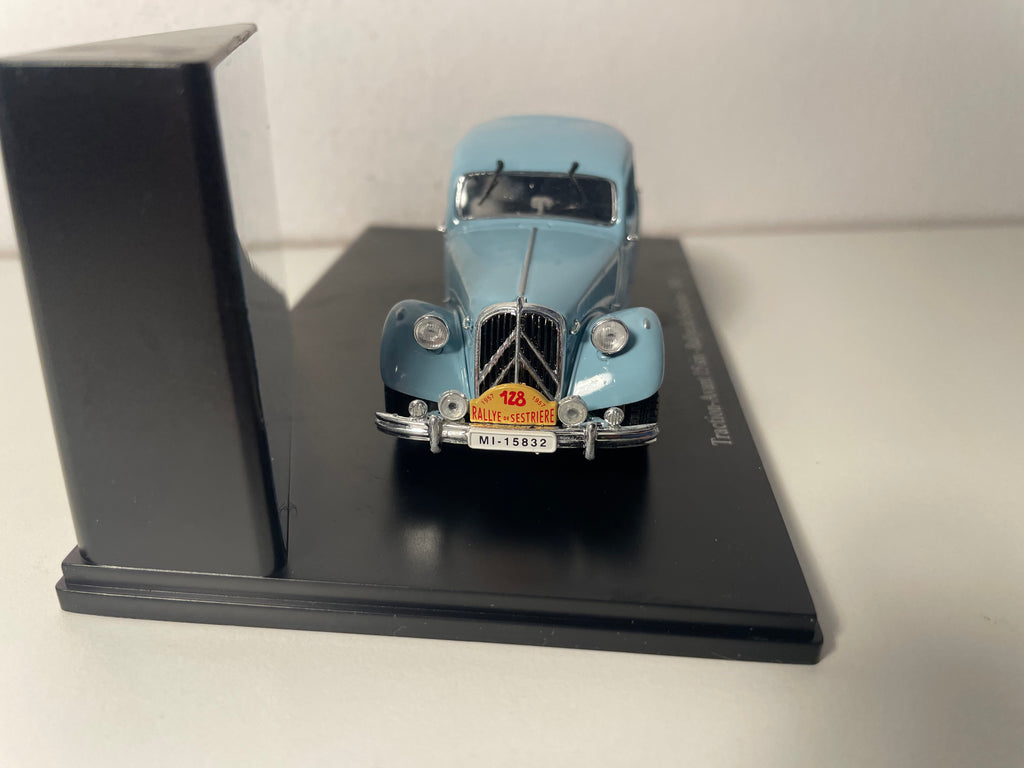 Citroën Traction-Avant 15 six azul número 128 de 1951 - rallye de Sestrières (caja de plexiglass)