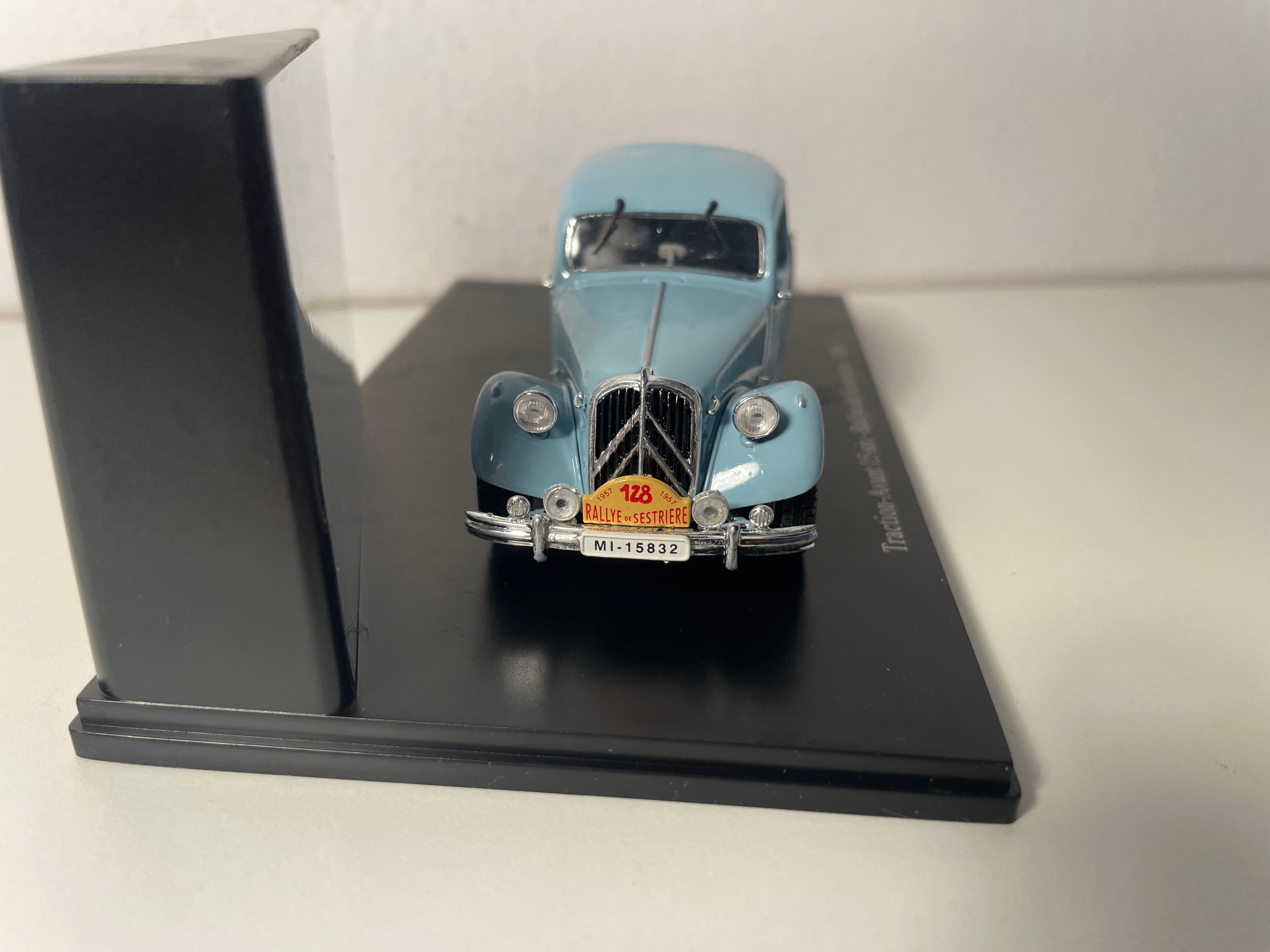 Citroën Traction-Avant 15 zes blauw nummer 128 van 1951 - Sestrières rally (plexi doos)