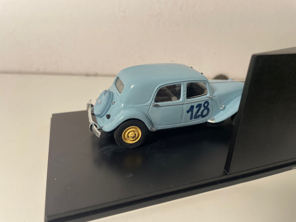 Citroën Traction-Avant 15 six azul número 128 de 1951 - rallye de Sestrières (caja de plexiglass)