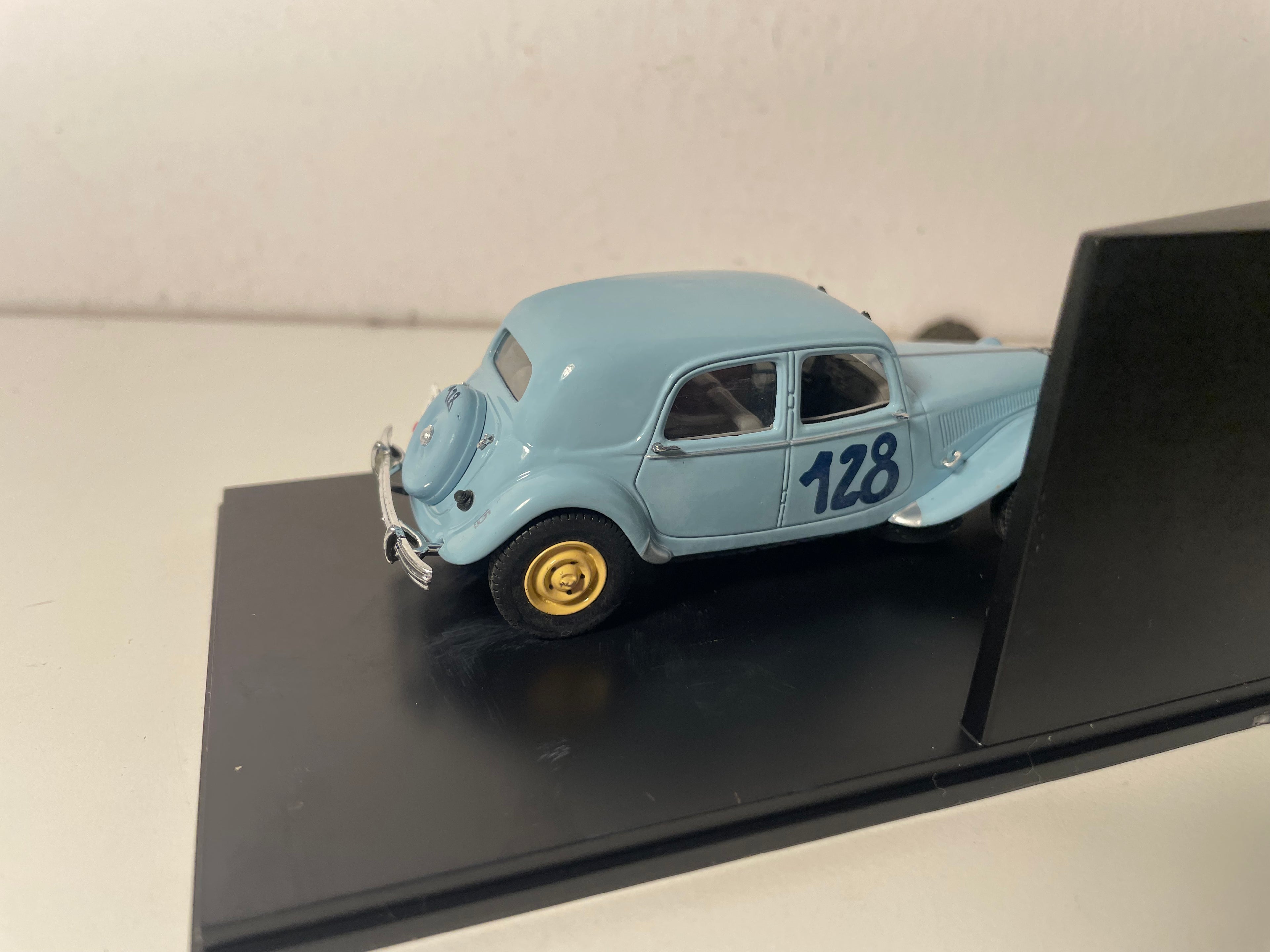 Citroën Traction-Avant 15 zes blauw nummer 128 van 1951 - Sestrières rally (plexi doos)