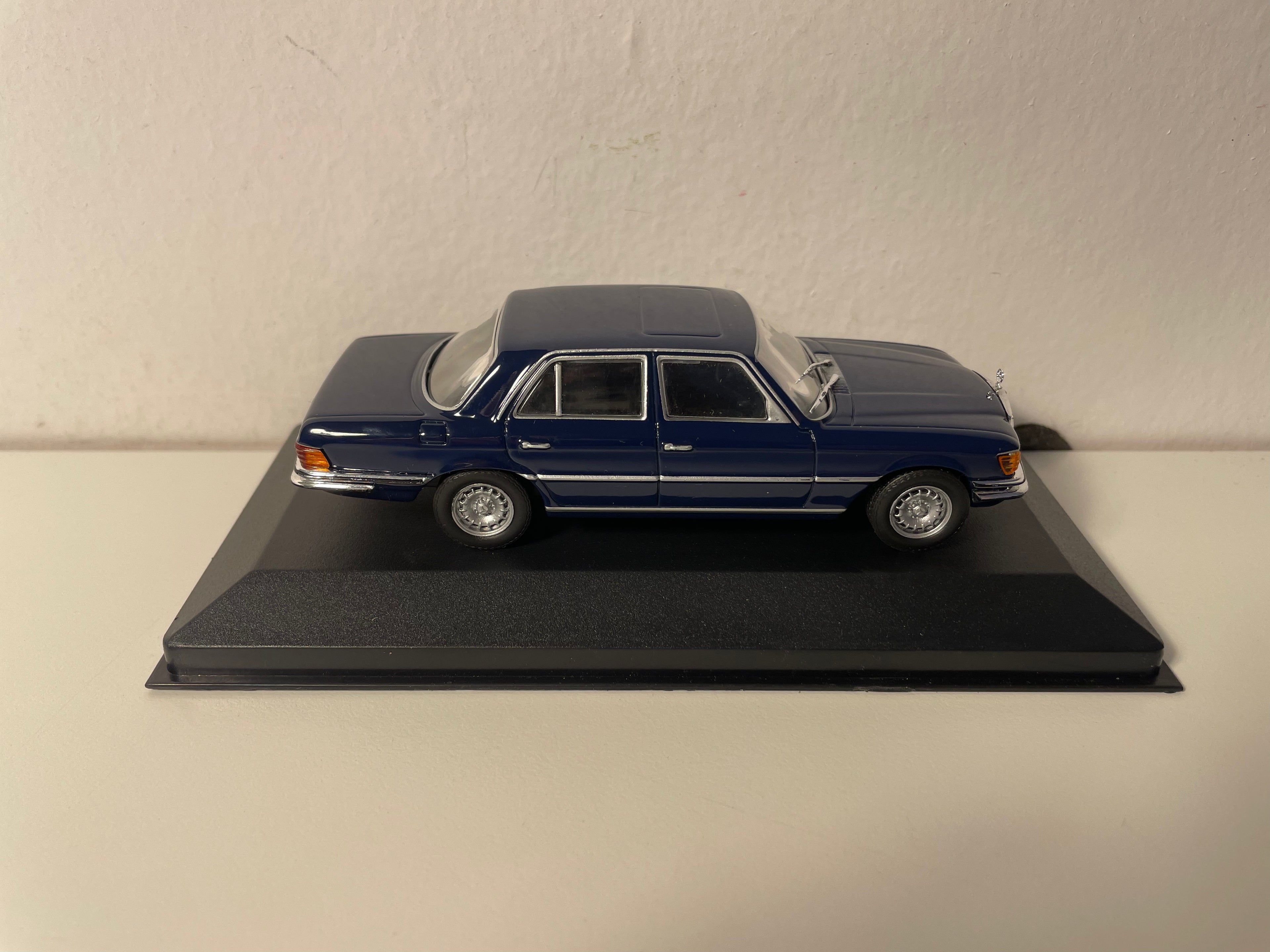 Mercedes 280 SE azul de 1972