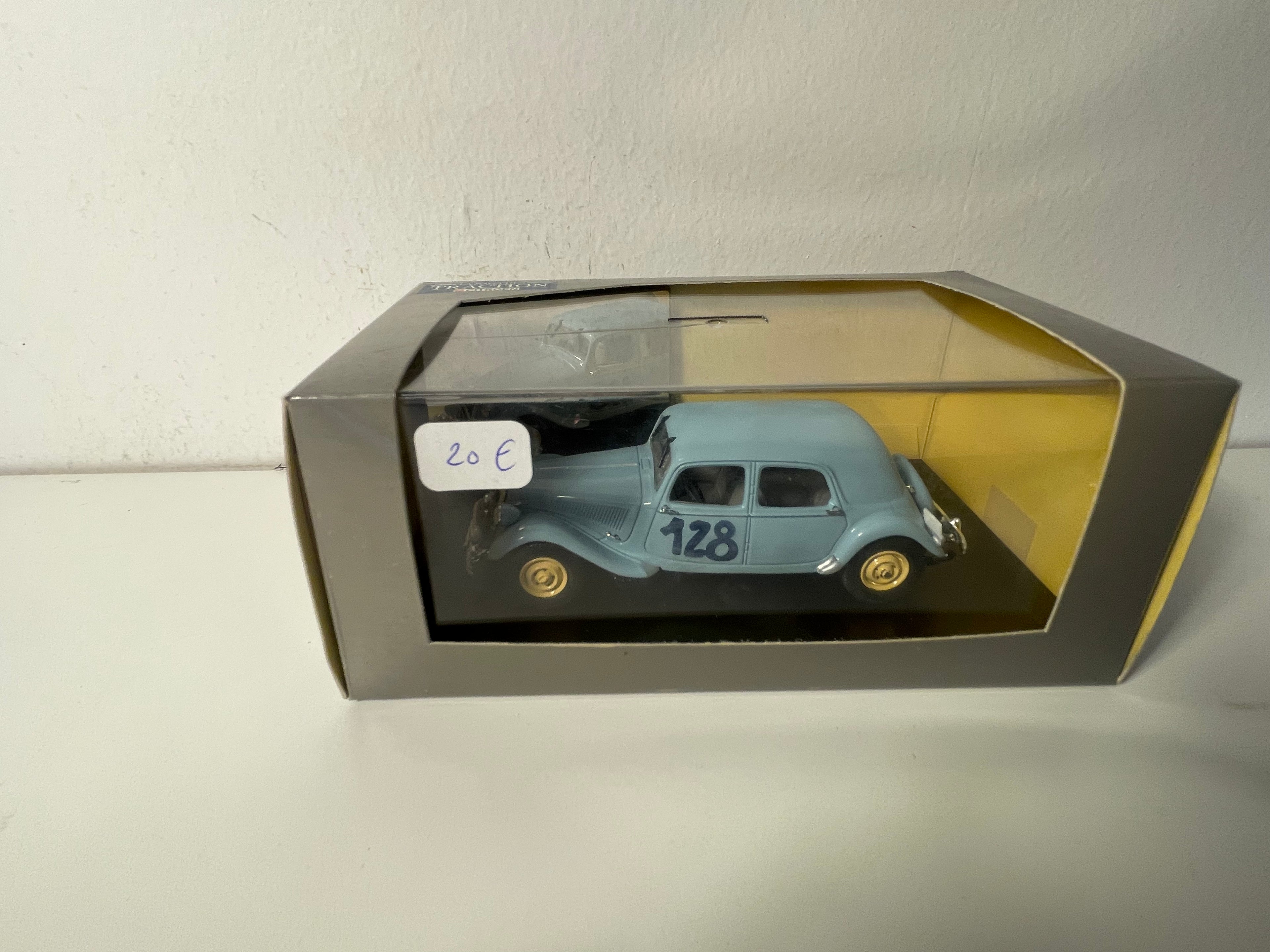 Citroën Traction-Avant 15 six azul número 128 de 1951 - rallye de Sestrières (caja de plexiglass)