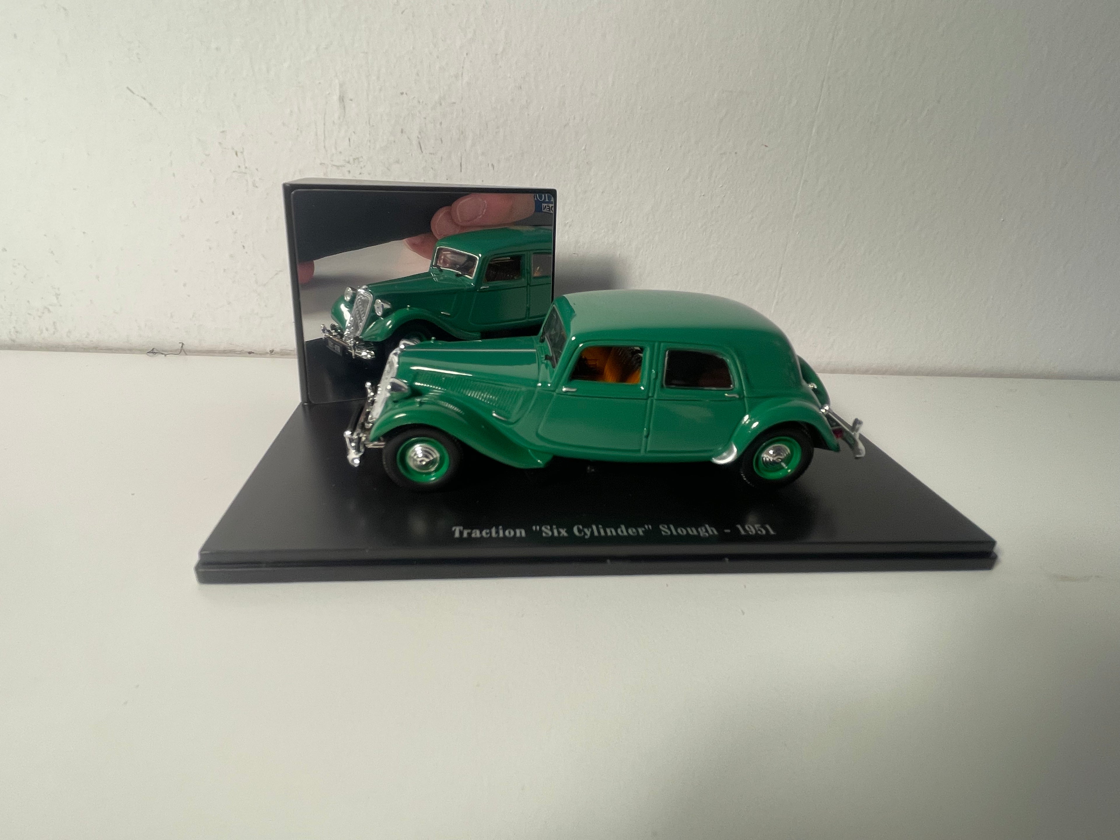 Citroën Traction "Six Cylinder" Slough verte de 1951 (boite plexi)
