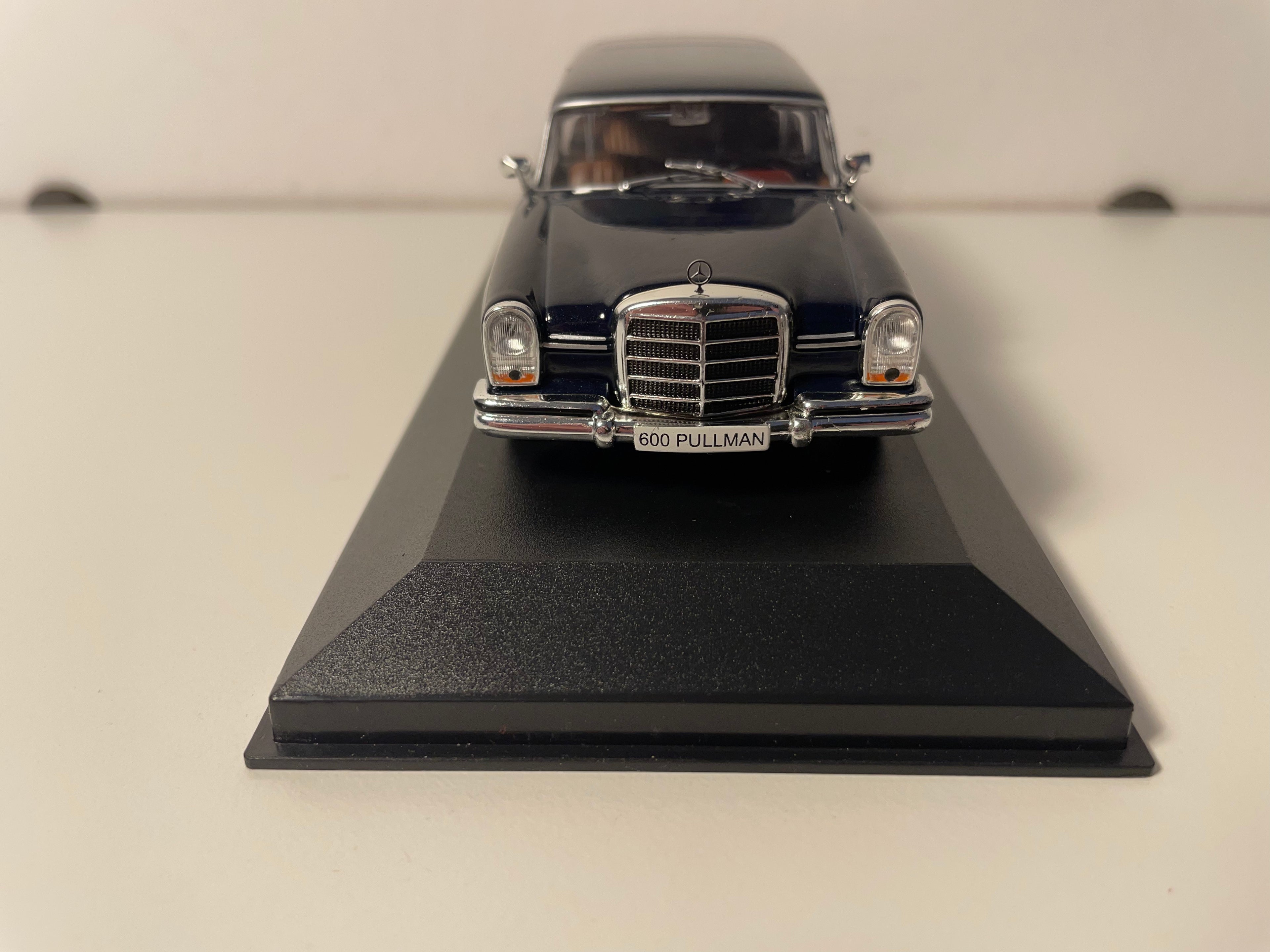 Mercedes 600 Pullman blu scuro del 1963