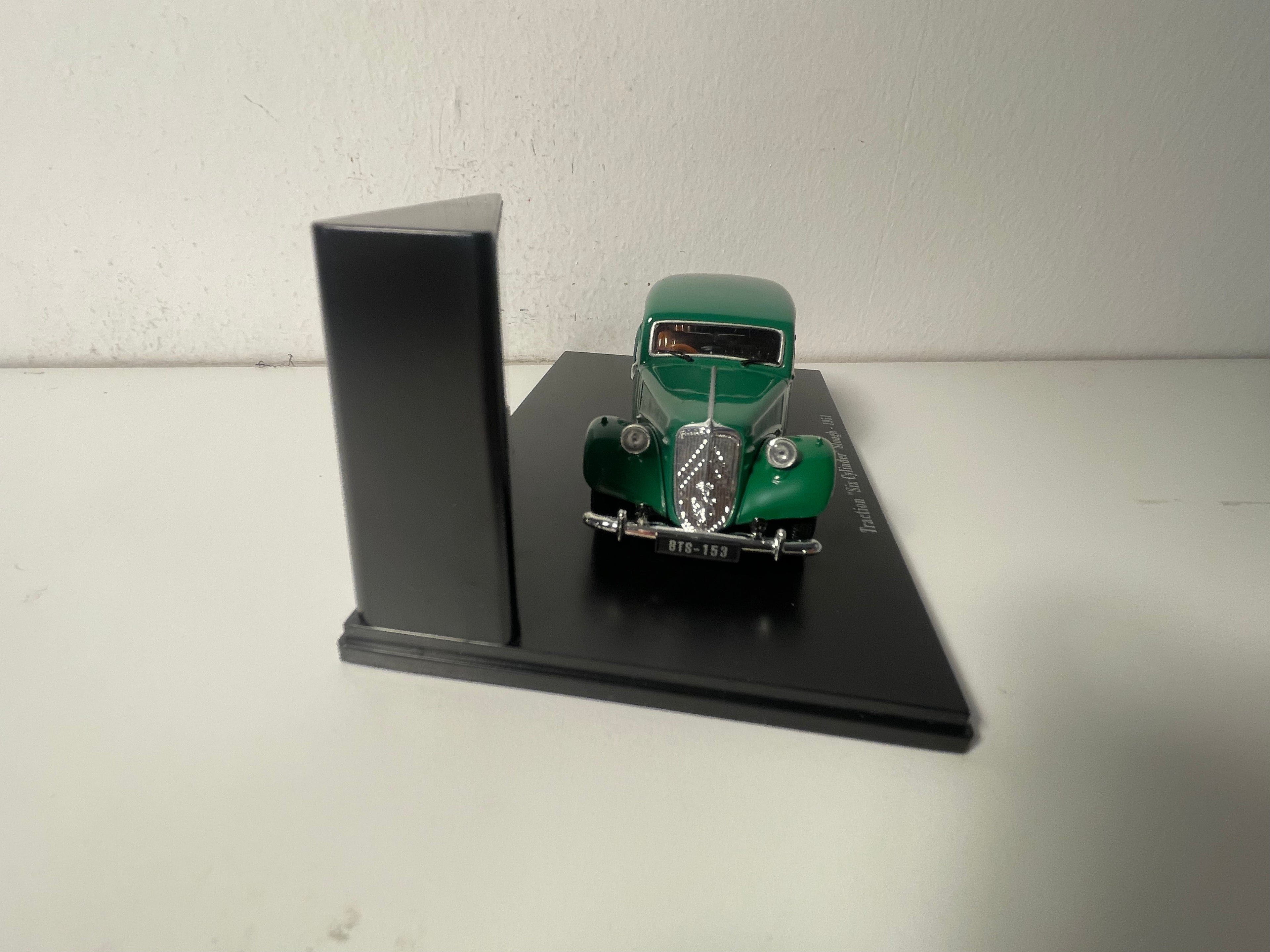 Citroën Traction "Six Cylinder" Slough verte de 1951 (boite plexi)