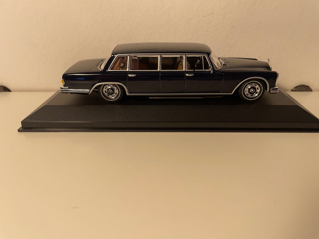 Mercedes 600 Pullman blu scuro del 1963