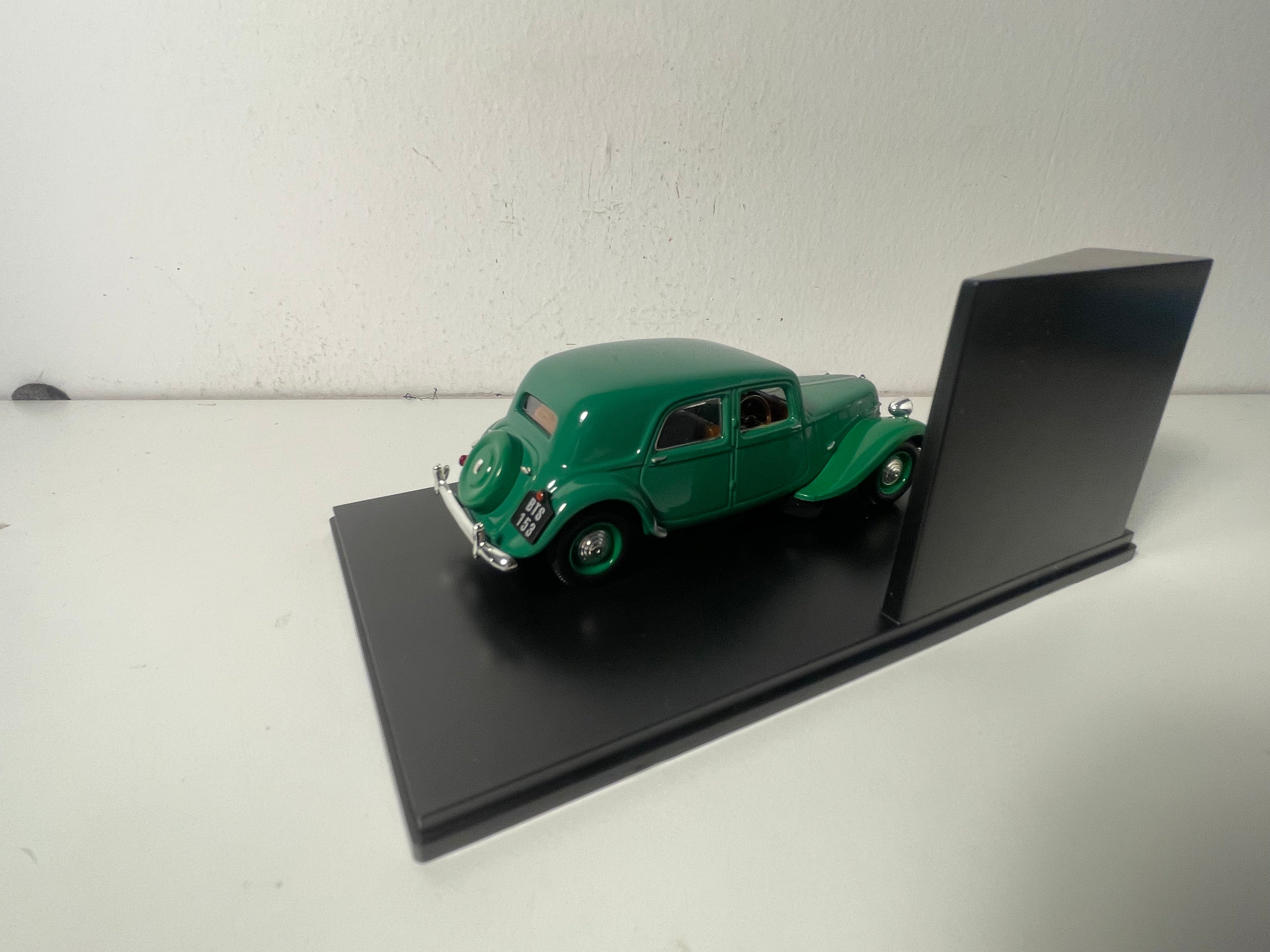 Citroën Traction "Six Cylinder" Slough verte de 1951 (boite plexi)