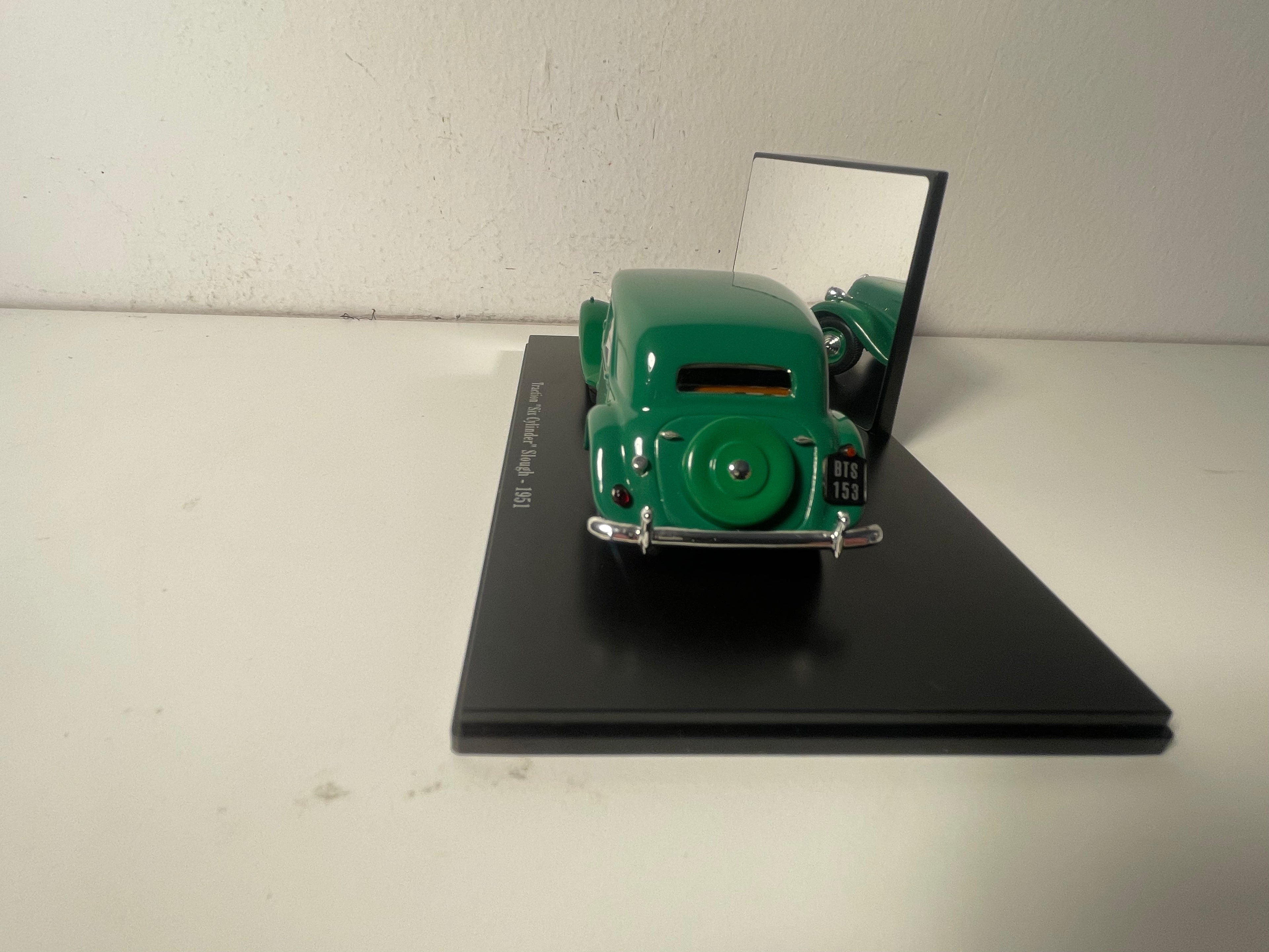 Citroën Traction "Six Cylinder" Slough verte de 1951 (boite plexi)