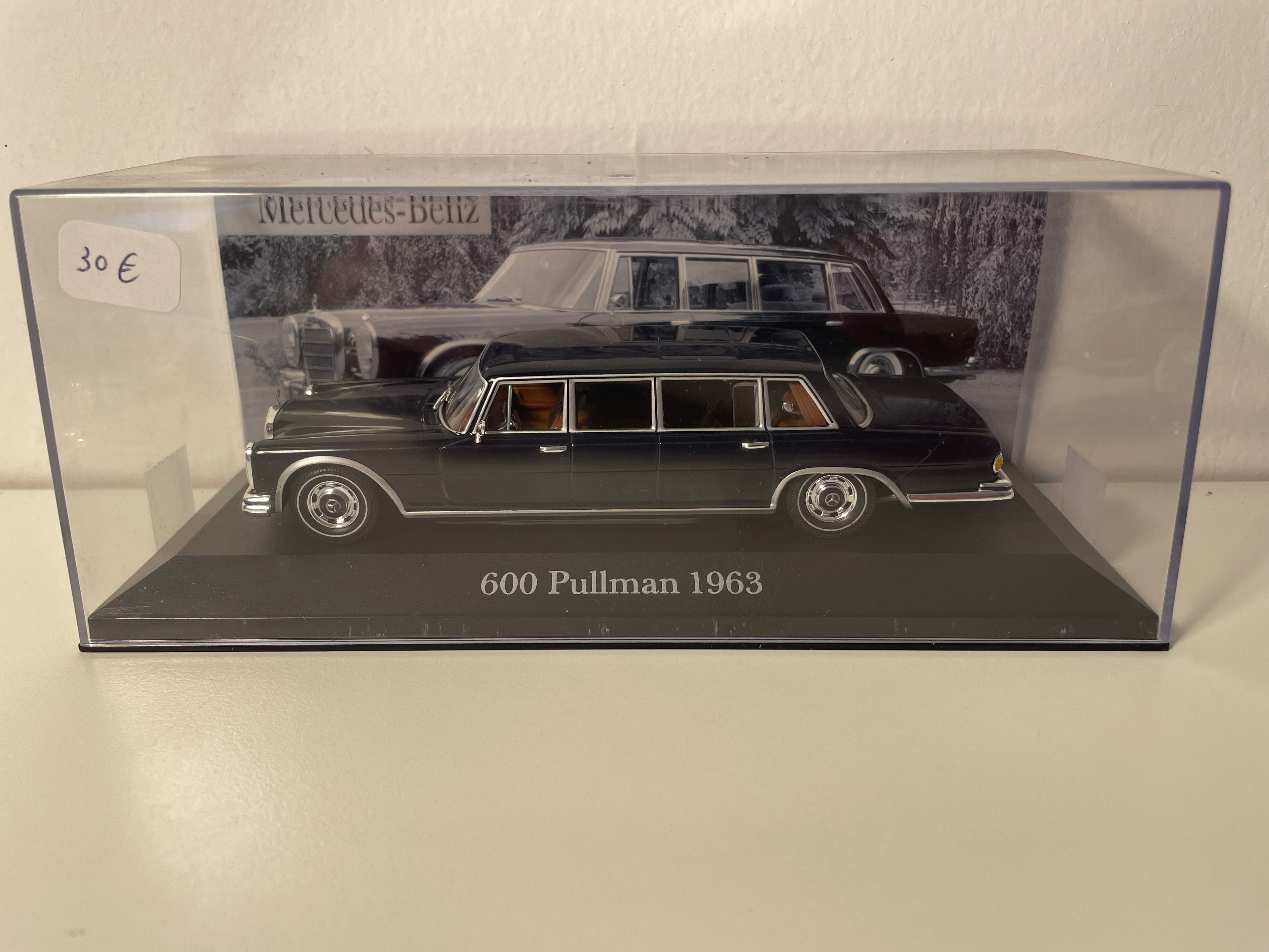 Mercedes 600 Pullman blu scuro del 1963