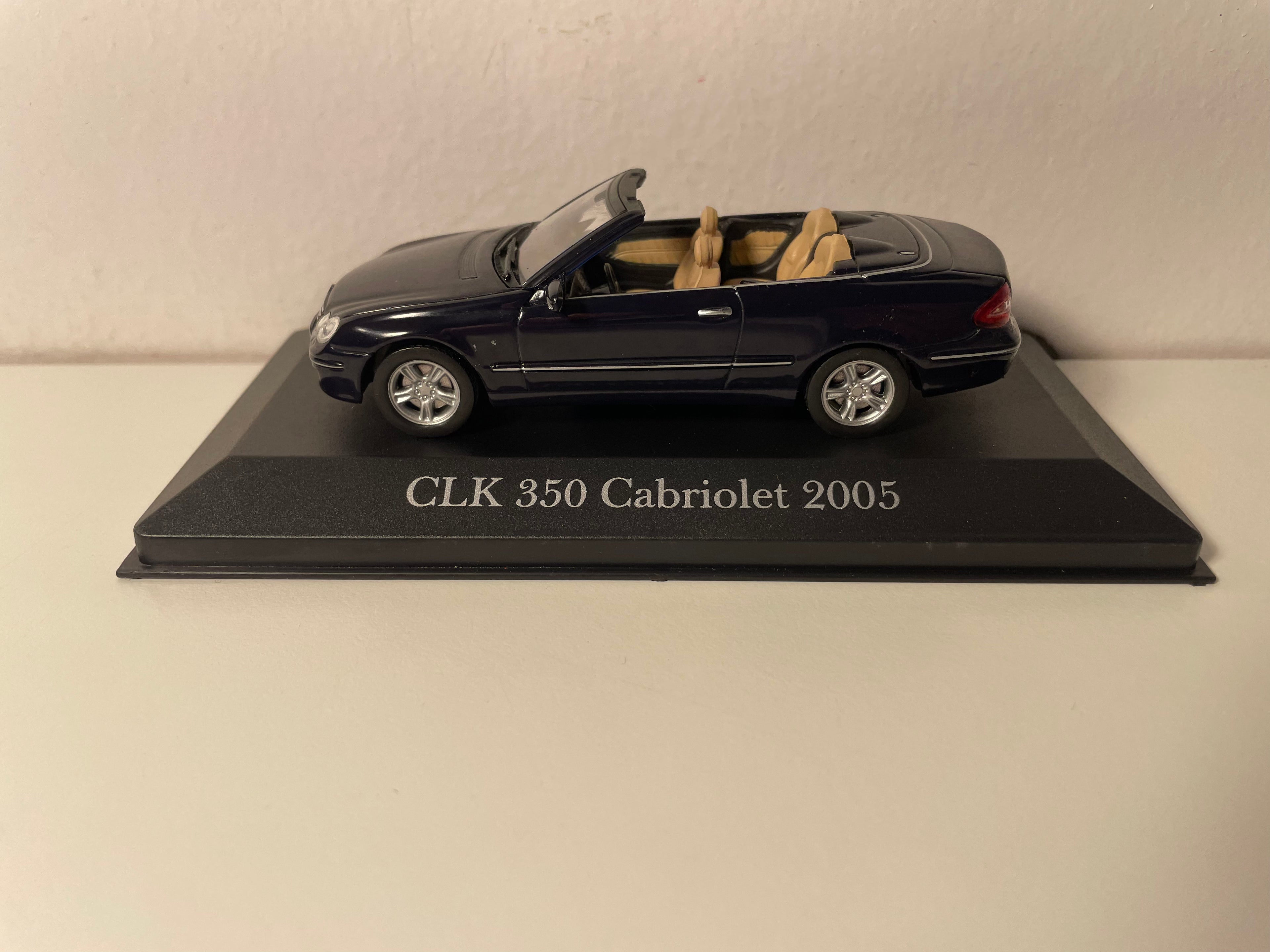 Ciemnoniebieski Mercedes CLK 350 kabriolet z 2005 roku