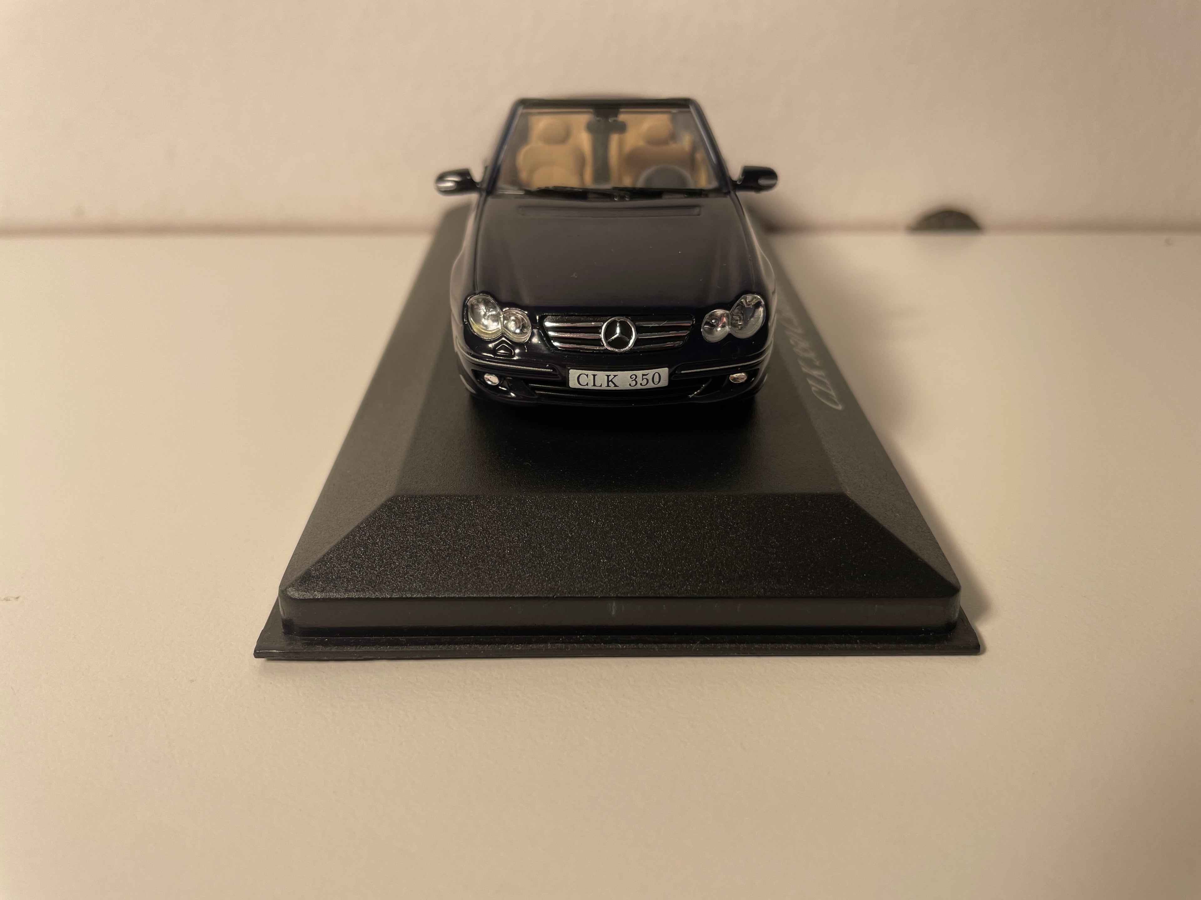 Ciemnoniebieski Mercedes CLK 350 kabriolet z 2005 roku