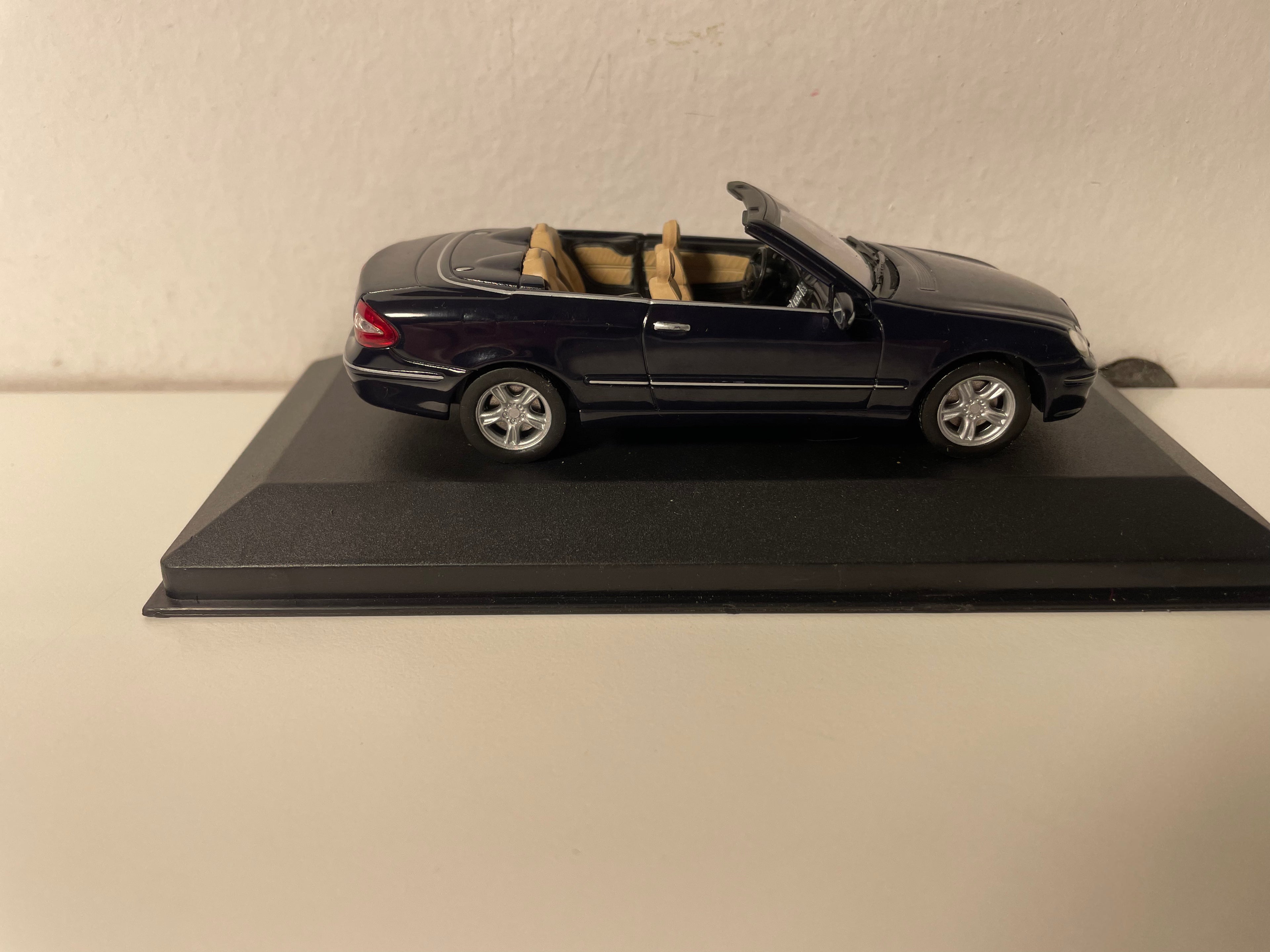 Ciemnoniebieski Mercedes CLK 350 kabriolet z 2005 roku
