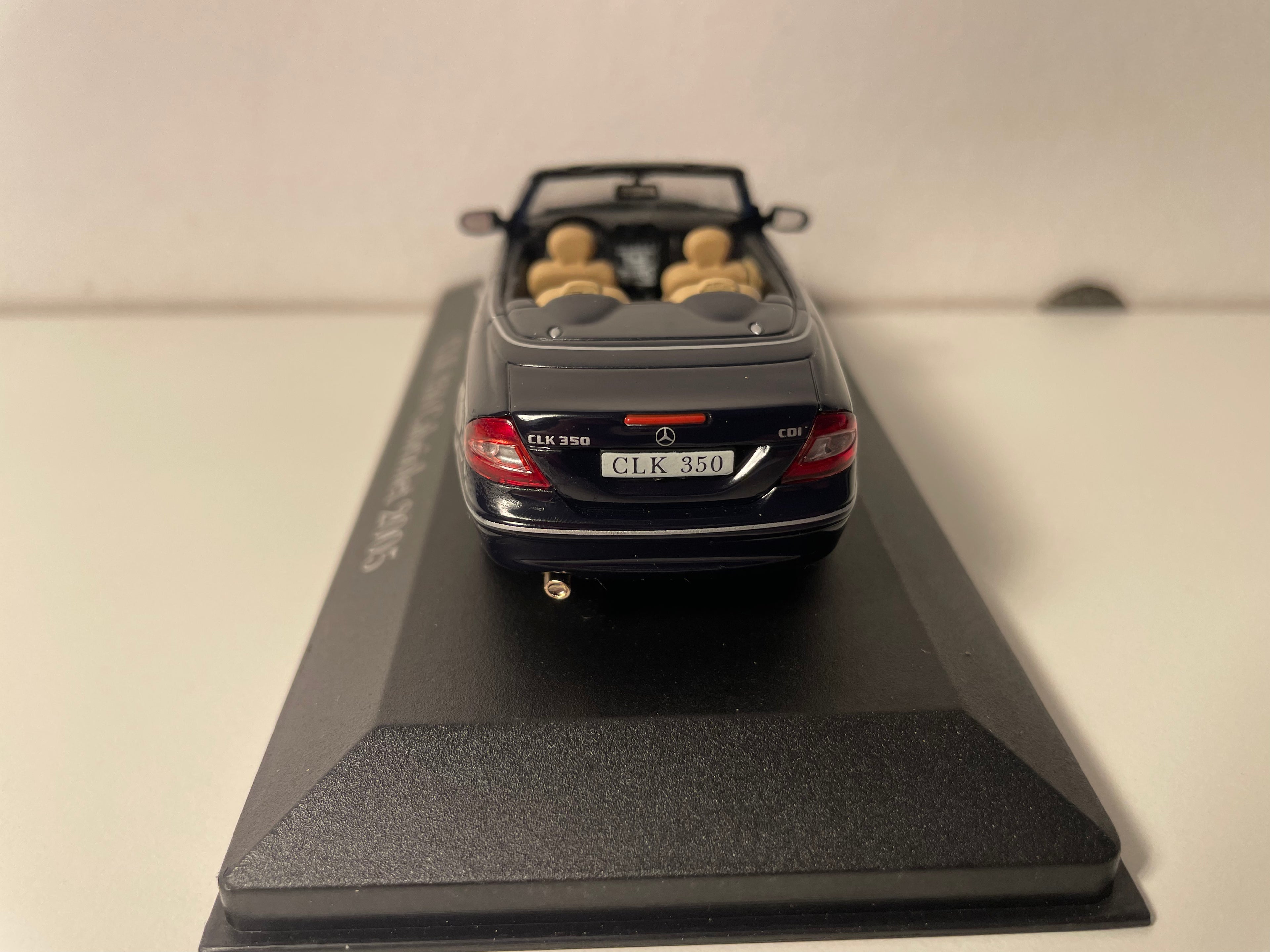 Ciemnoniebieski Mercedes CLK 350 kabriolet z 2005 roku