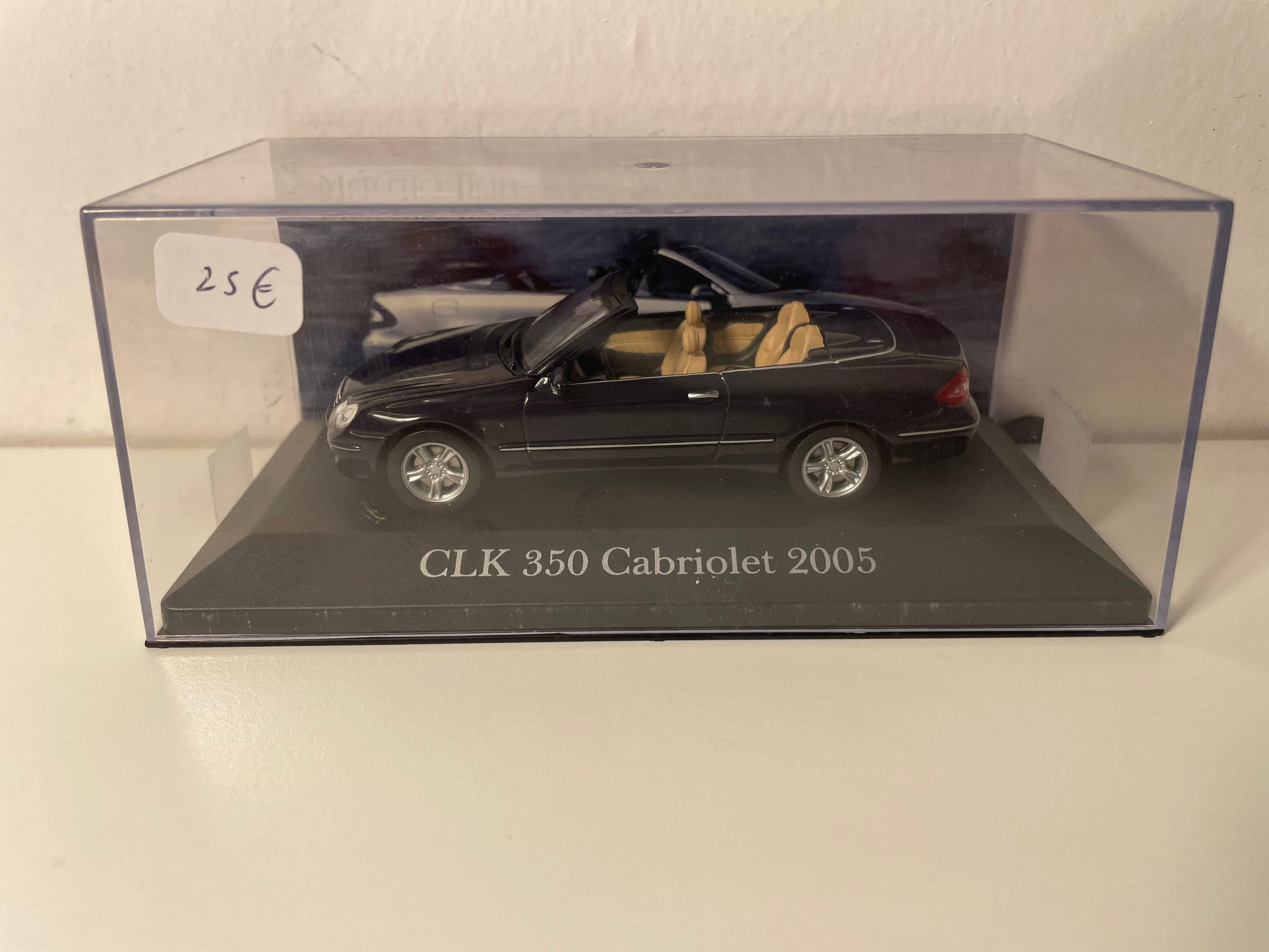 Ciemnoniebieski Mercedes CLK 350 kabriolet z 2005 roku