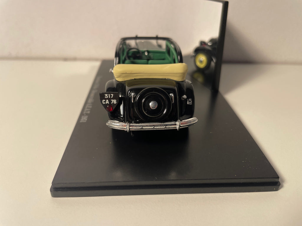 Citroën Traction 15 Six découvrable A.E.A.T. schwaarz aus 1951 (plexi-Box)
