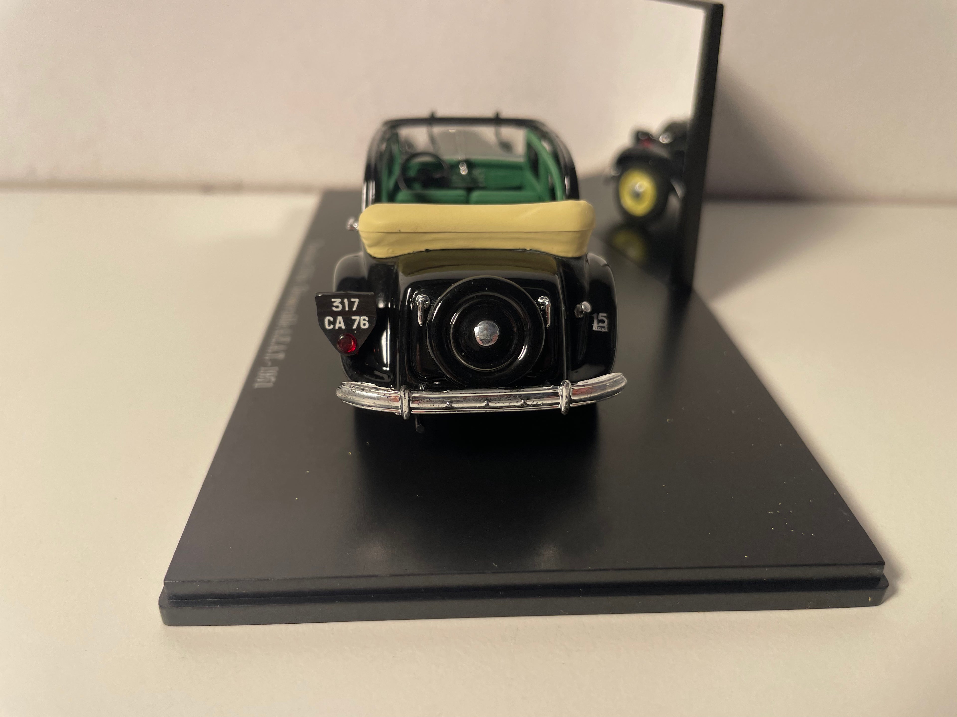 1951 Citroën Traction 15 Six Convertible A.E.A.T. Black (Acrylic Case)