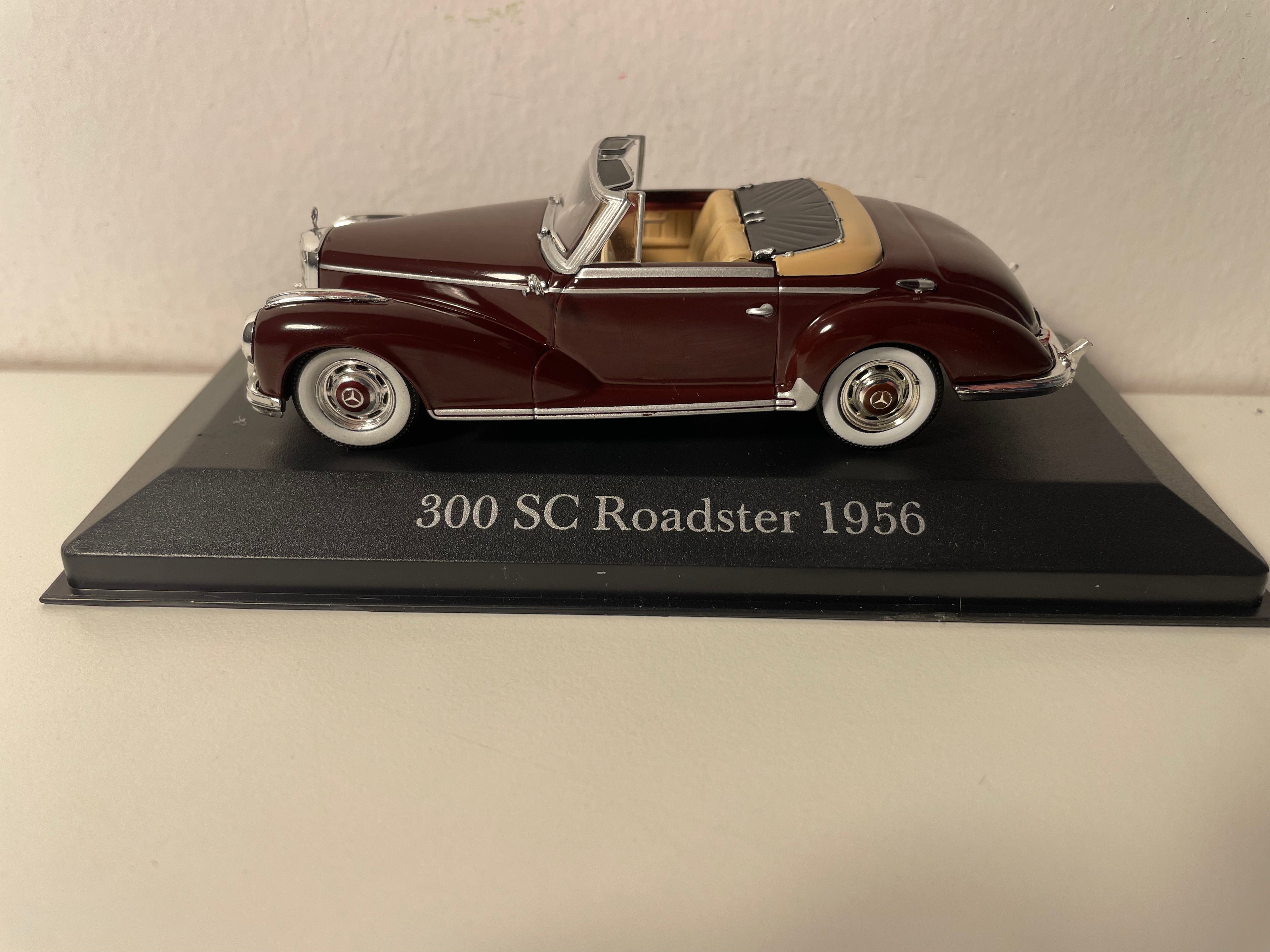 Mercedes 300 SC Roadster z 1956 roku w kolorze bordowym