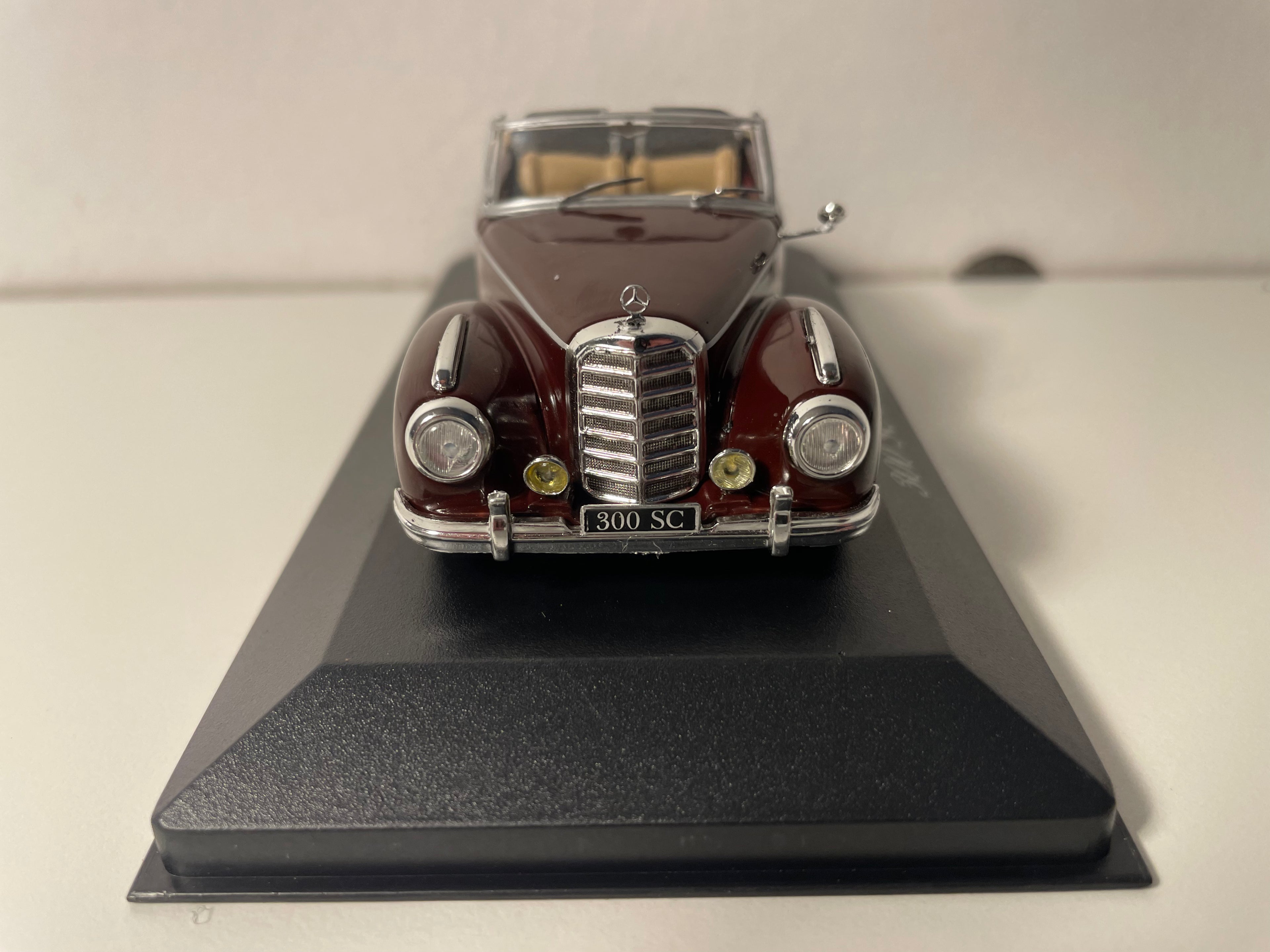 Mercedes 300 SC Roadster z 1956 roku w kolorze bordowym